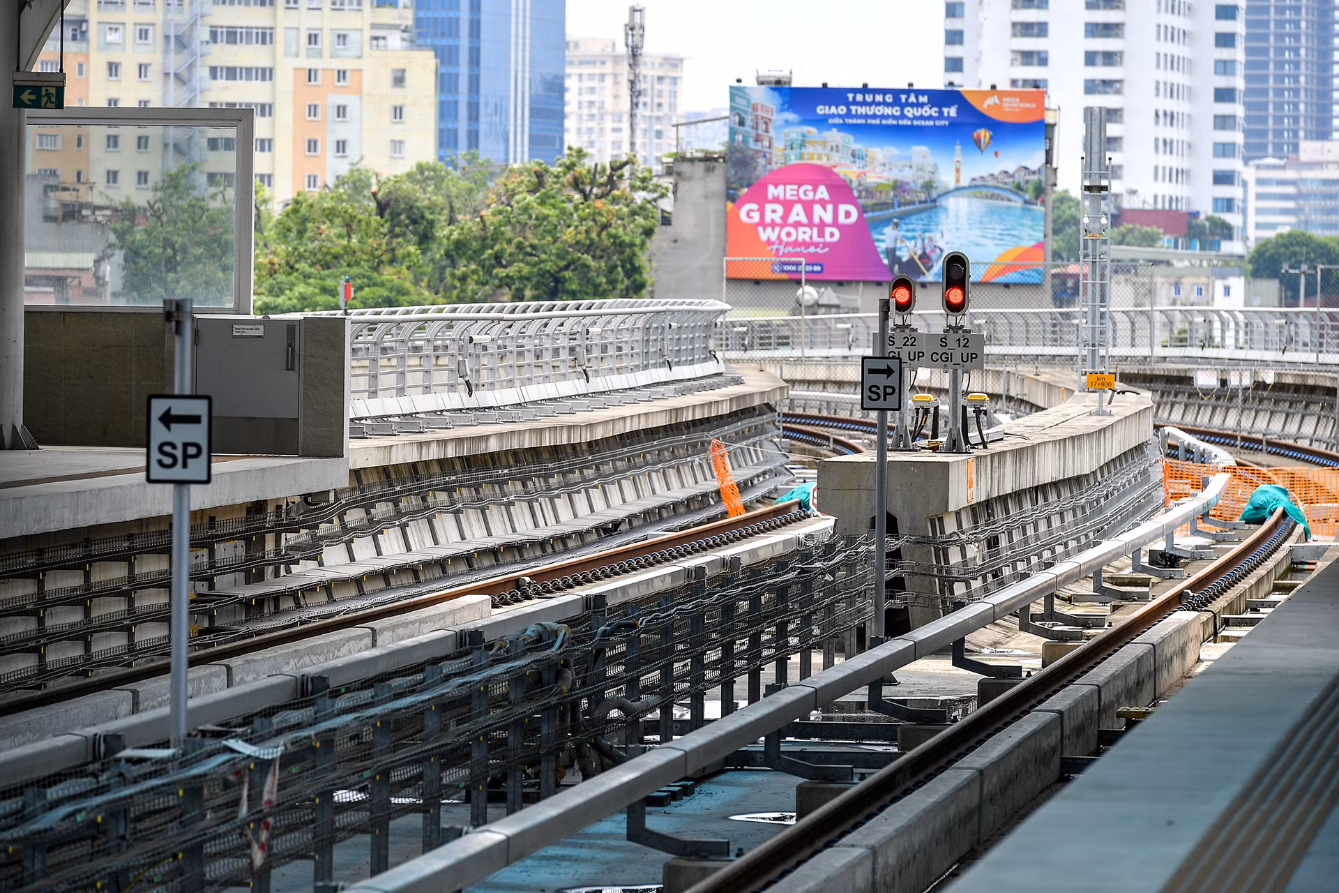 Dự án đường sắt đô thị Nhổn-ga Hà Nội đoạn trên cao nằm trên dải phân cách đường bộ, được hỗ trợ bằng 572 phiến dầm hình chữ U làm bằng bê tông cốt thép dự ứng lực. Những phiến dầm này có chiều dài 25m, chiều rộng 5,2m, với trọng lượng lên đến 157 tấn.