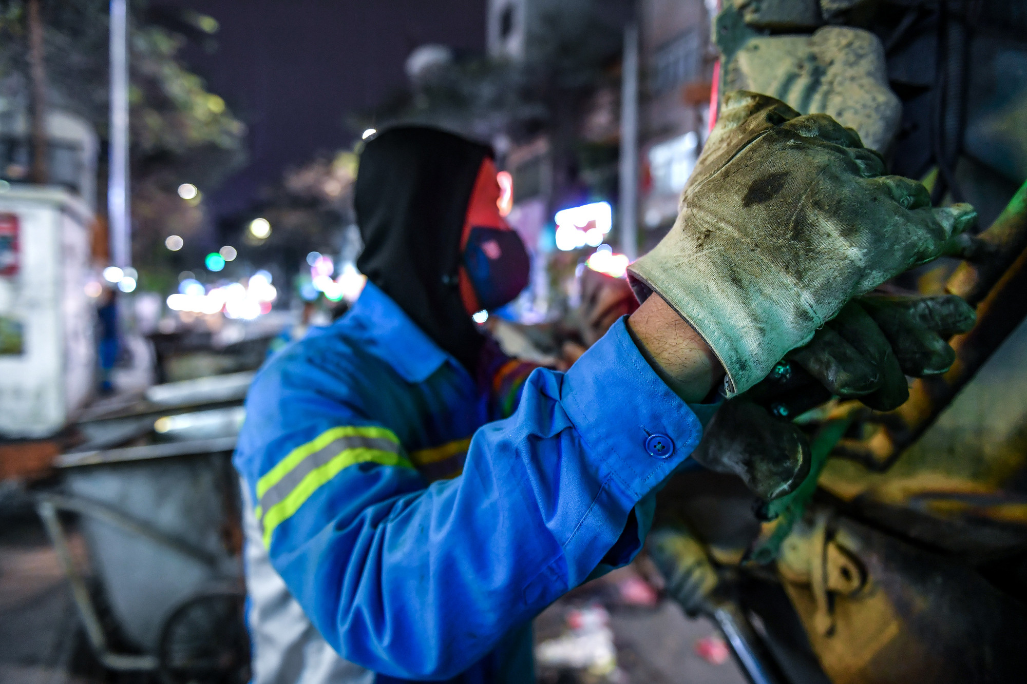 "Chúng tôi chỉ mong sớm qua đợt giá rét này để công việc đỡ vất vả", một nam công nhân vệ sinh môi trường làm việc trên phố Khâm Thiên chia sẻ. "Chúng tôi chỉ mong sớm qua đợt giá rét này để công việc đỡ vất vả", một nam công nhân vệ sinh môi trường làm việc trên phố Khâm Thiên chia sẻ.