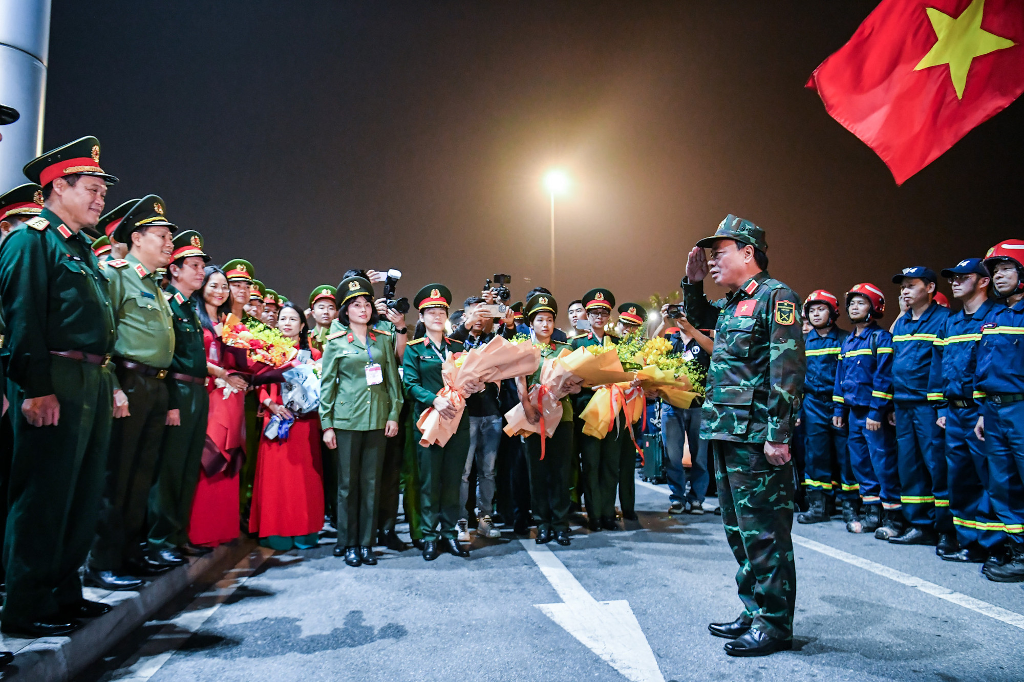 Thiếu tướng Phan Văn Tỵ trưởng đoàn công tác báo cáo đã hoàn thành nhiệm vụ được giao.