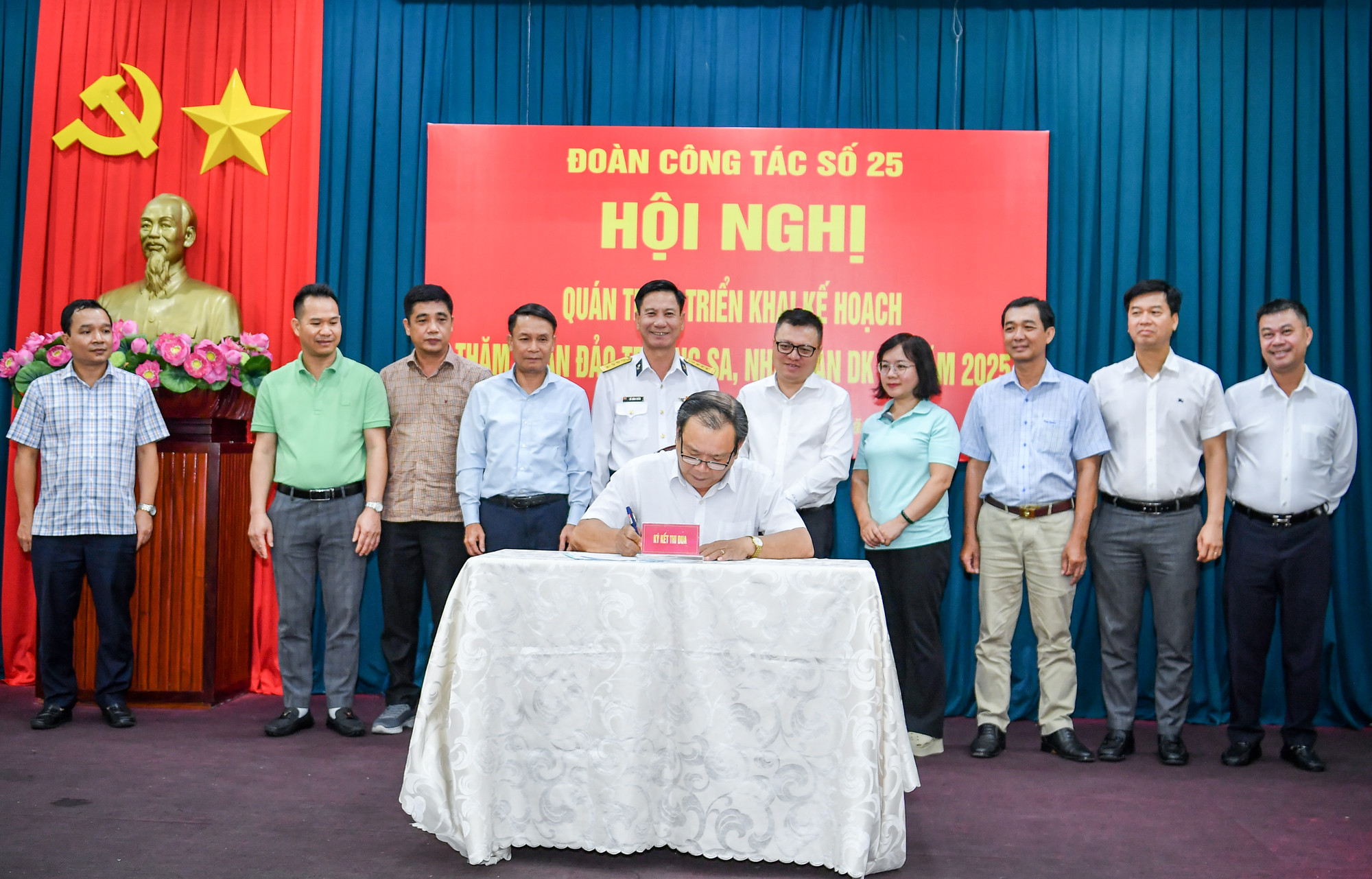 Các đại biểu chứng kiến lễ ký kết thi đua giữa các tổ công tác.