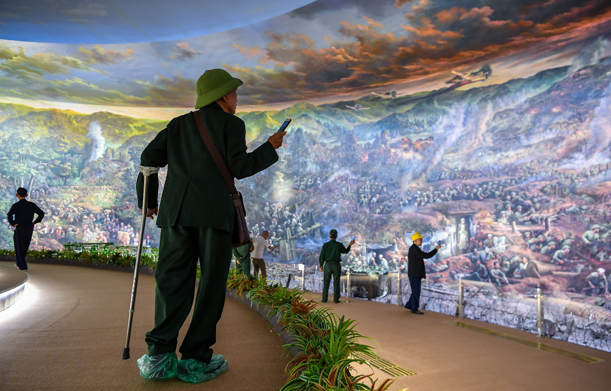 [Ảnh] Cựu chiến binh, du khách xúc động xem tranh Panorama tái hiện Chiến dịch Điện Biên Phủ ảnh 16