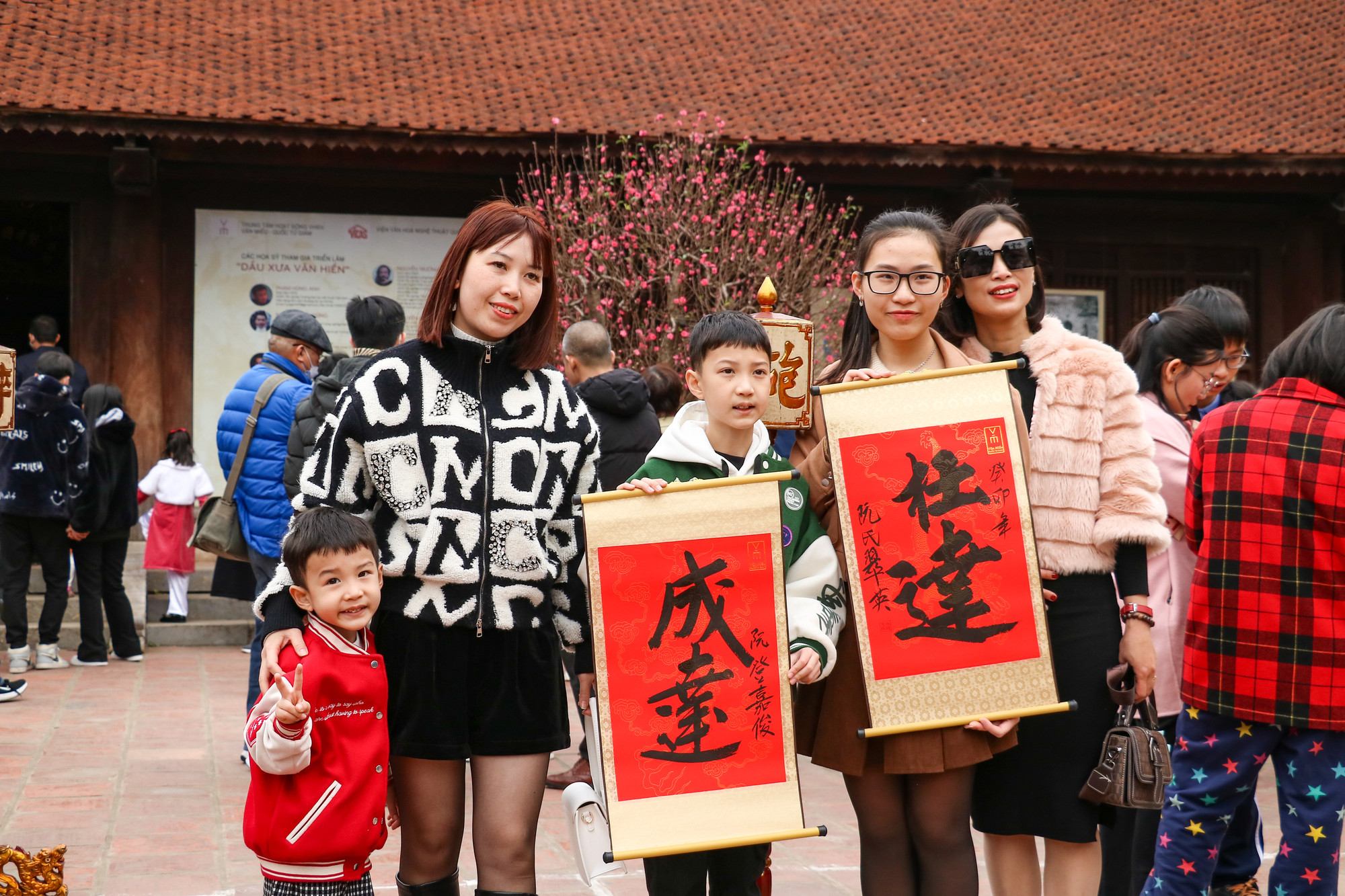 Gia đình chị Nga (Bắc Ninh) tới đây để xin chữ, cầu may năm mới cho con gái của mình giúp em có thể tự tin bước vào kỳ thi quan trọng nhất của cuộc đời mình.