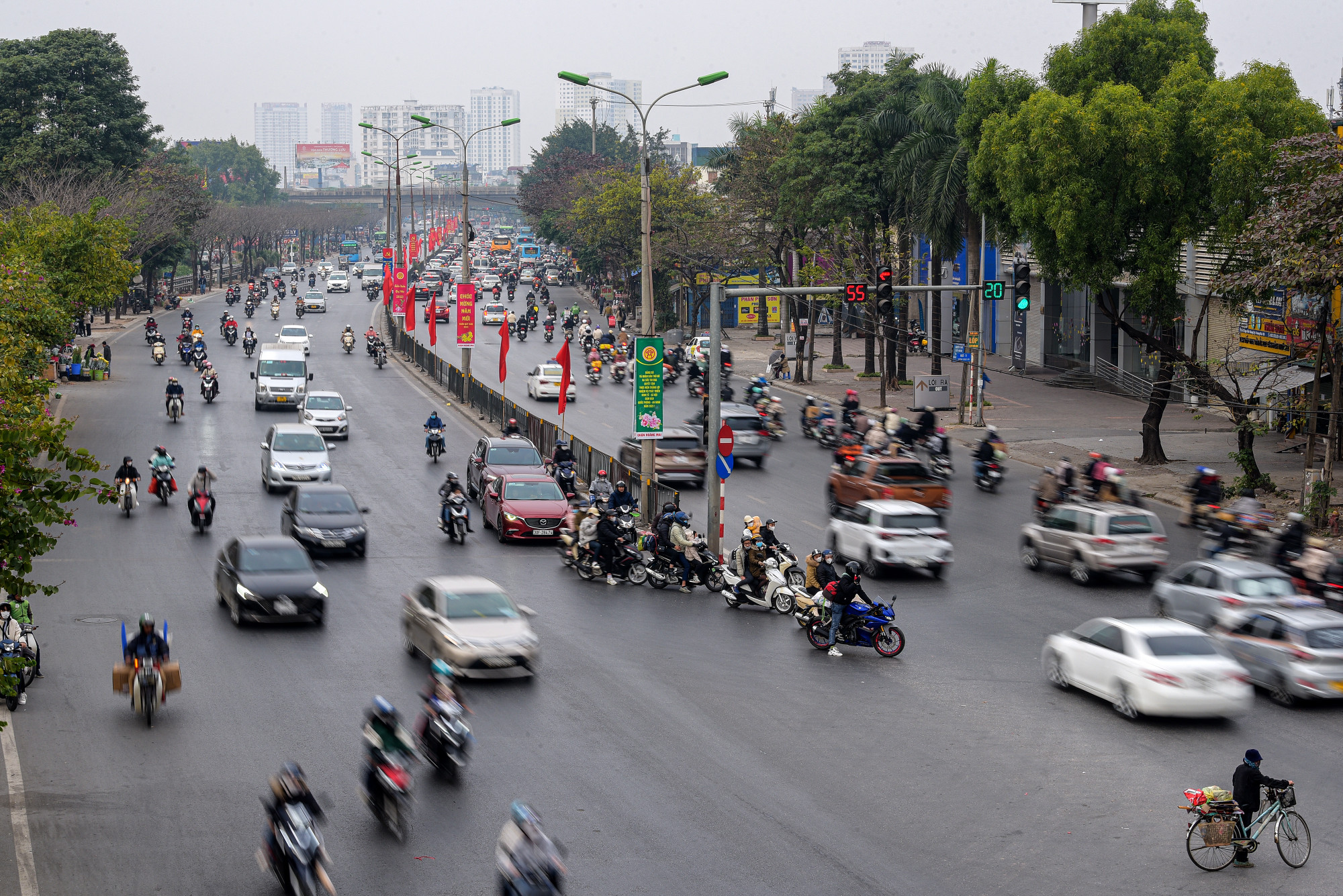 Lượng phương tiện gia tăng đáng kể theo hướng vào nội đô thành phố. Tuy nhiên giao thông chưa có tình trạng ùn tắc kéo dài. Lượng phương tiện gia tăng đáng kể theo hướng vào nội đô thành phố. Tuy nhiên giao thông chưa có tình trạng ùn tắc kéo dài.