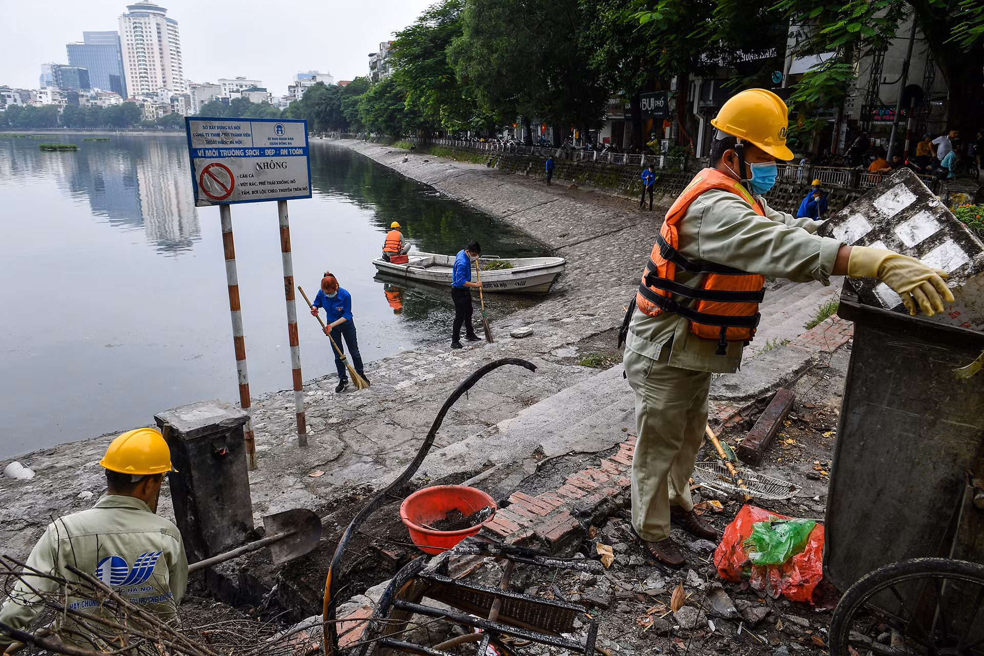 [Ảnh] Thầm lặng giữ sạch những "lá phổi xanh" của Hà Nội