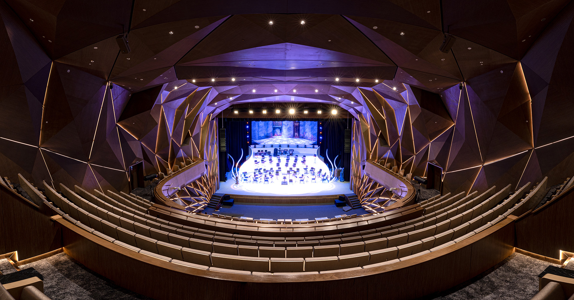 Bên trong Nhà hát Hồ Gươm được thiết kế với phong cách hiện đại, không gian khán phòng lớn có đường nét trang trí được cách điệu từ hình ảnh bông lúa - hình ảnh trong logo quen thuộc của lực lượng Công an Nhân dân Việt Nam.