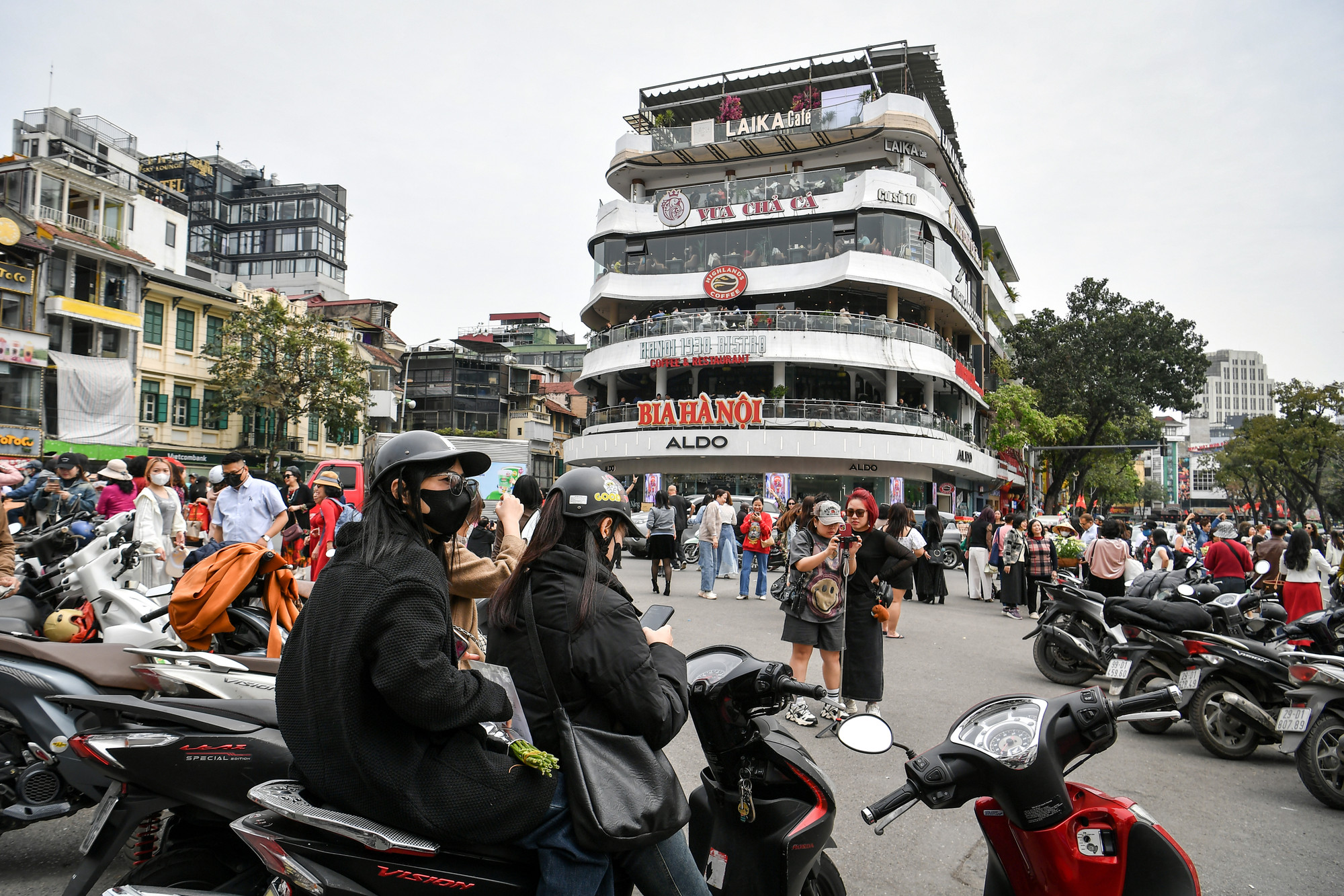 [Ảnh] Hàng nghìn người ghé thăm tòa nhà "Hàm cá mập" chụp ảnh trước khi bị tháo dỡ ảnh 11