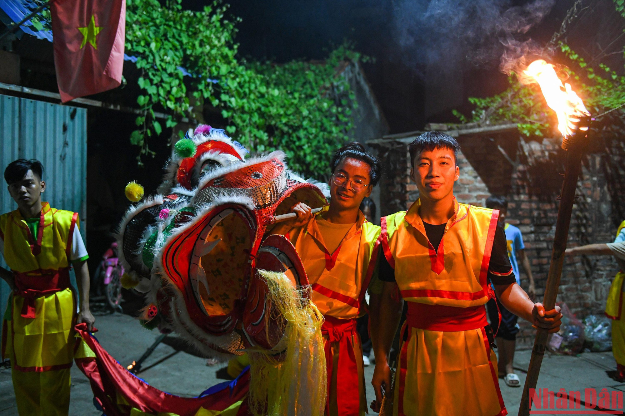 15 thành viên ai cũng có thể thổi lửa, múa đầu lân, mọi người sẽ thay nhau biểu diễn mỗi khi có người mệt. 15 thành viên ai cũng có thể thổi lửa, múa đầu lân, mọi người sẽ thay nhau biểu diễn mỗi khi có người mệt.