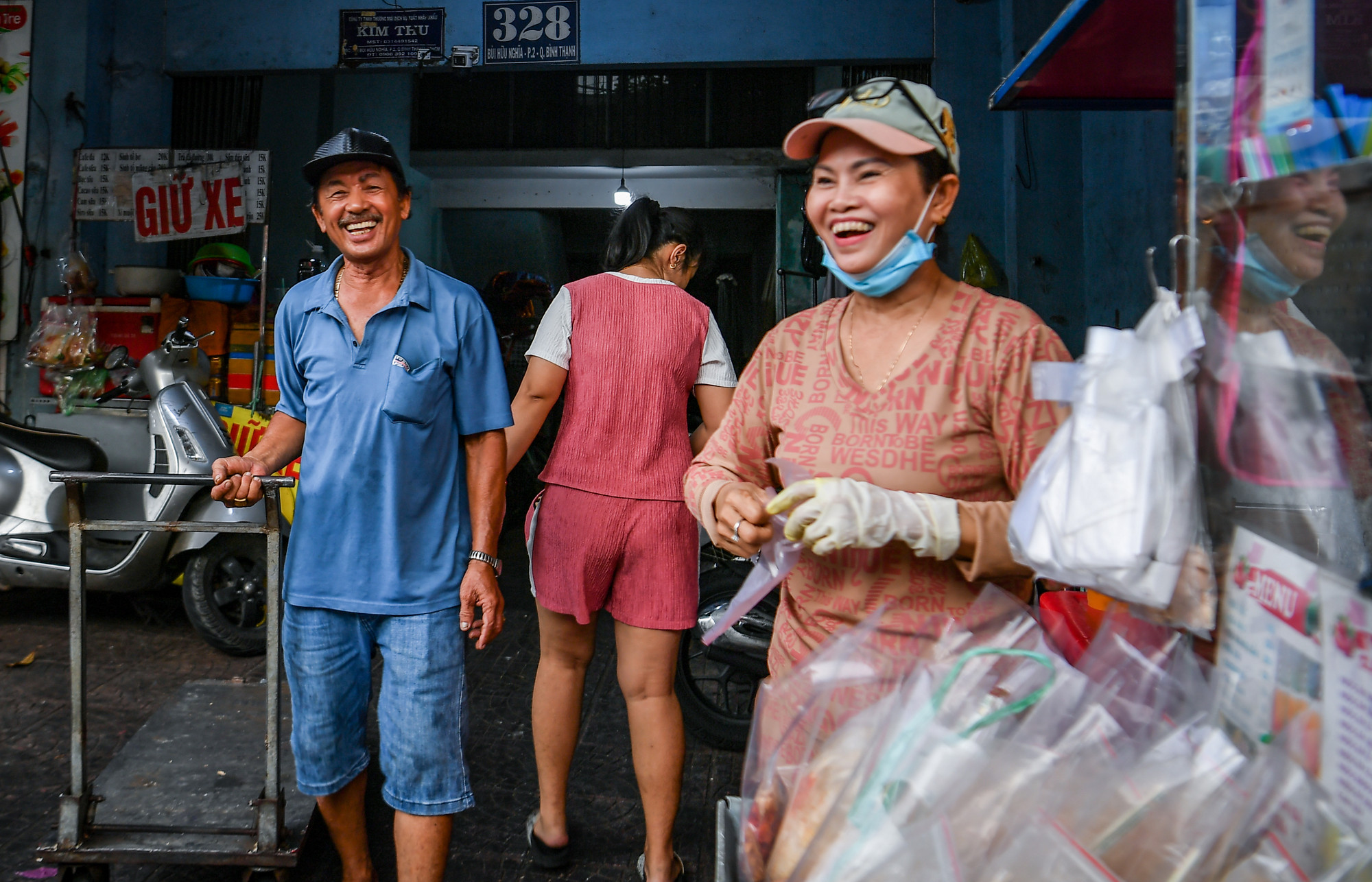 Những nụ cười thân ái và mến khách của người dân Thành phố Hồ Chí Minh