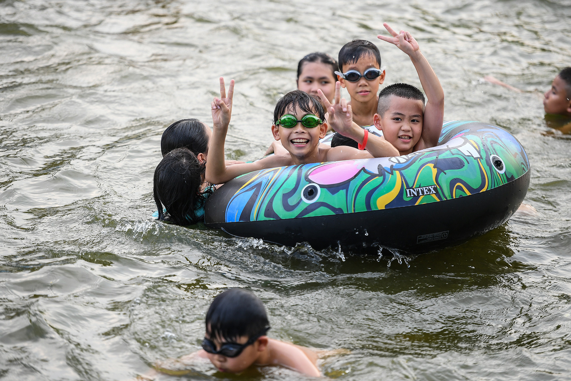 [Ảnh] Biến ao làng thành bể bơi miễn phí cho trẻ ảnh 11