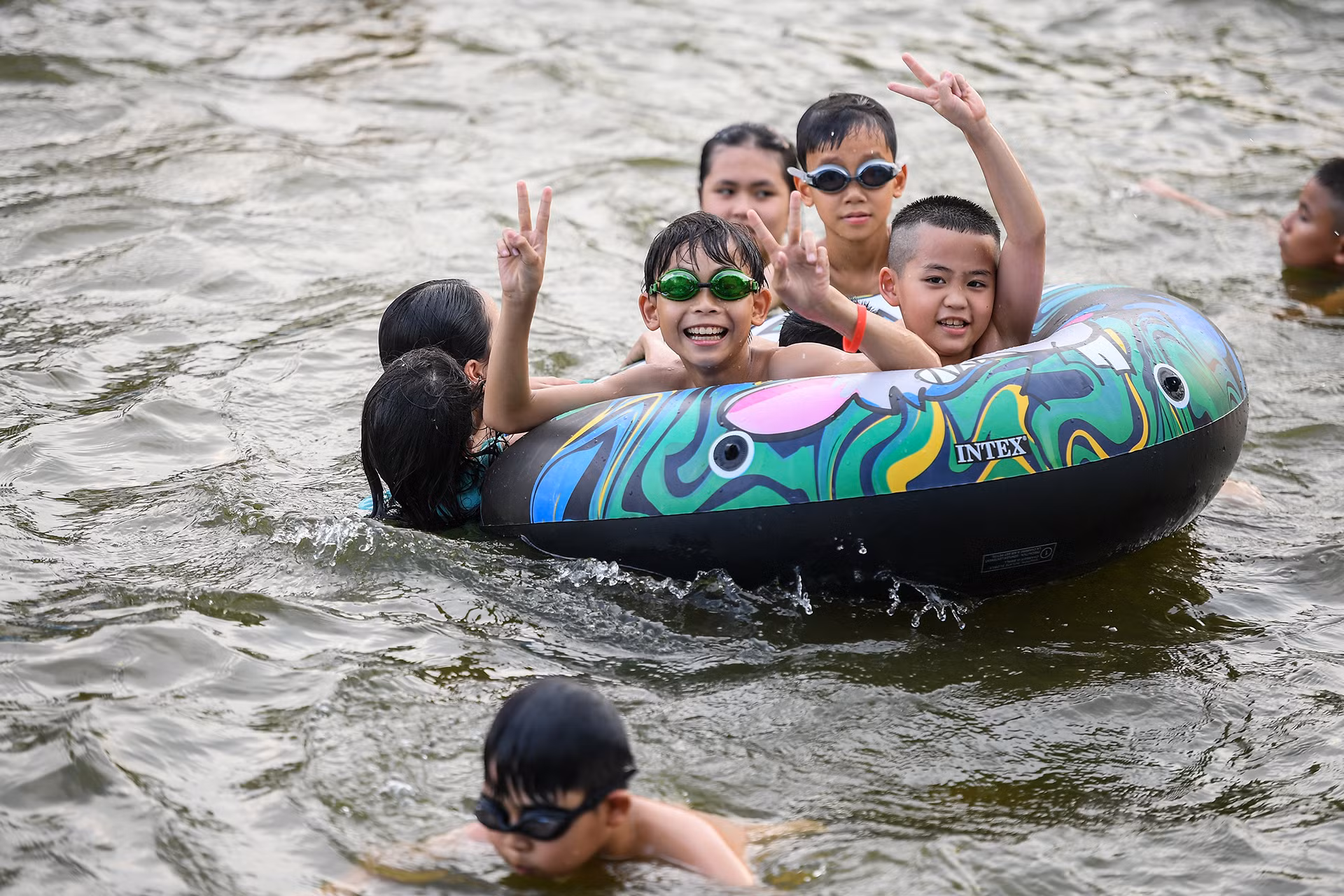 [Ảnh] Biến ao làng thành bể bơi miễn phí cho trẻ ảnh 11