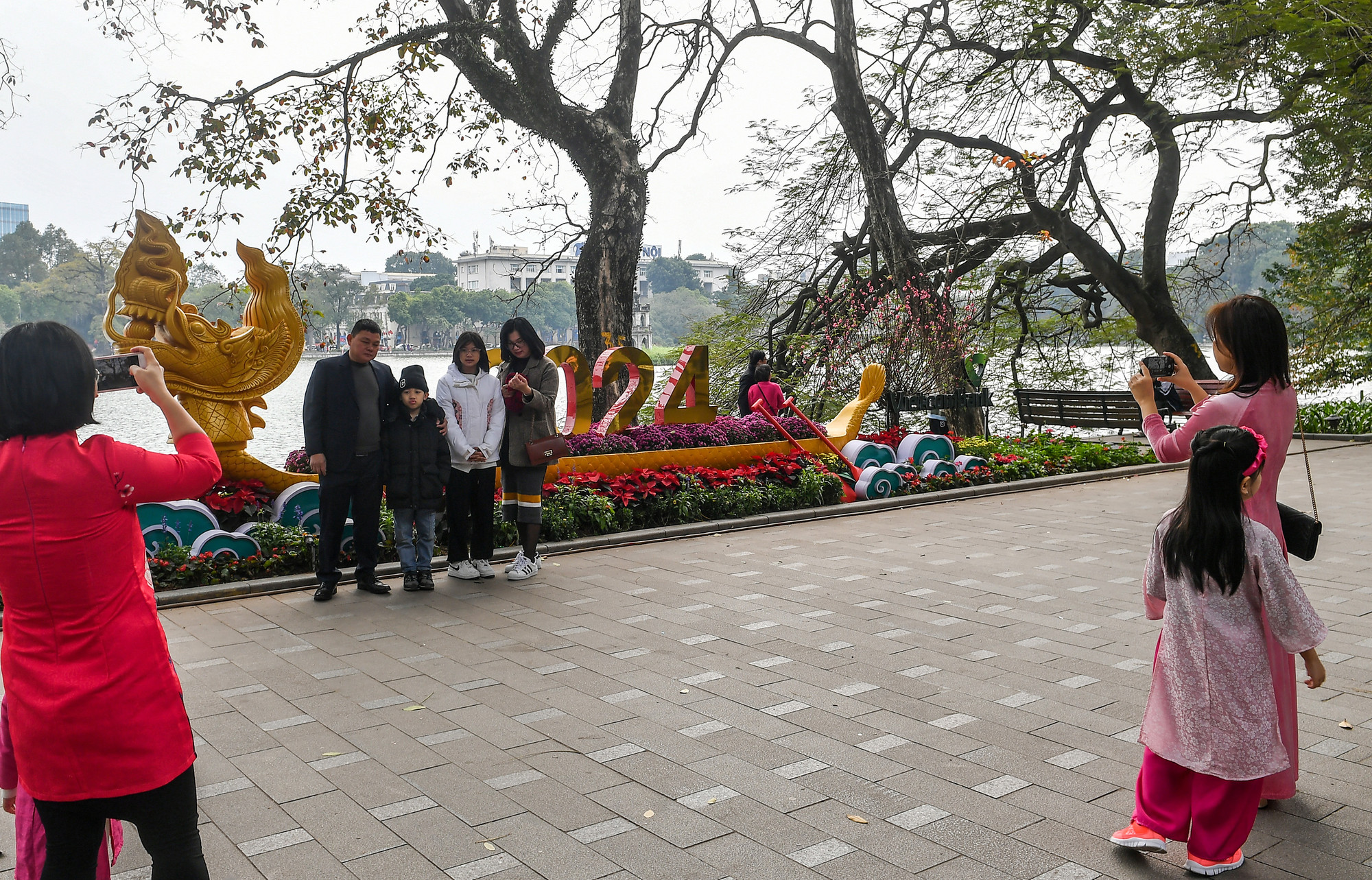 [Ảnh] Người Hà Nội rộn ràng du xuân ảnh 2