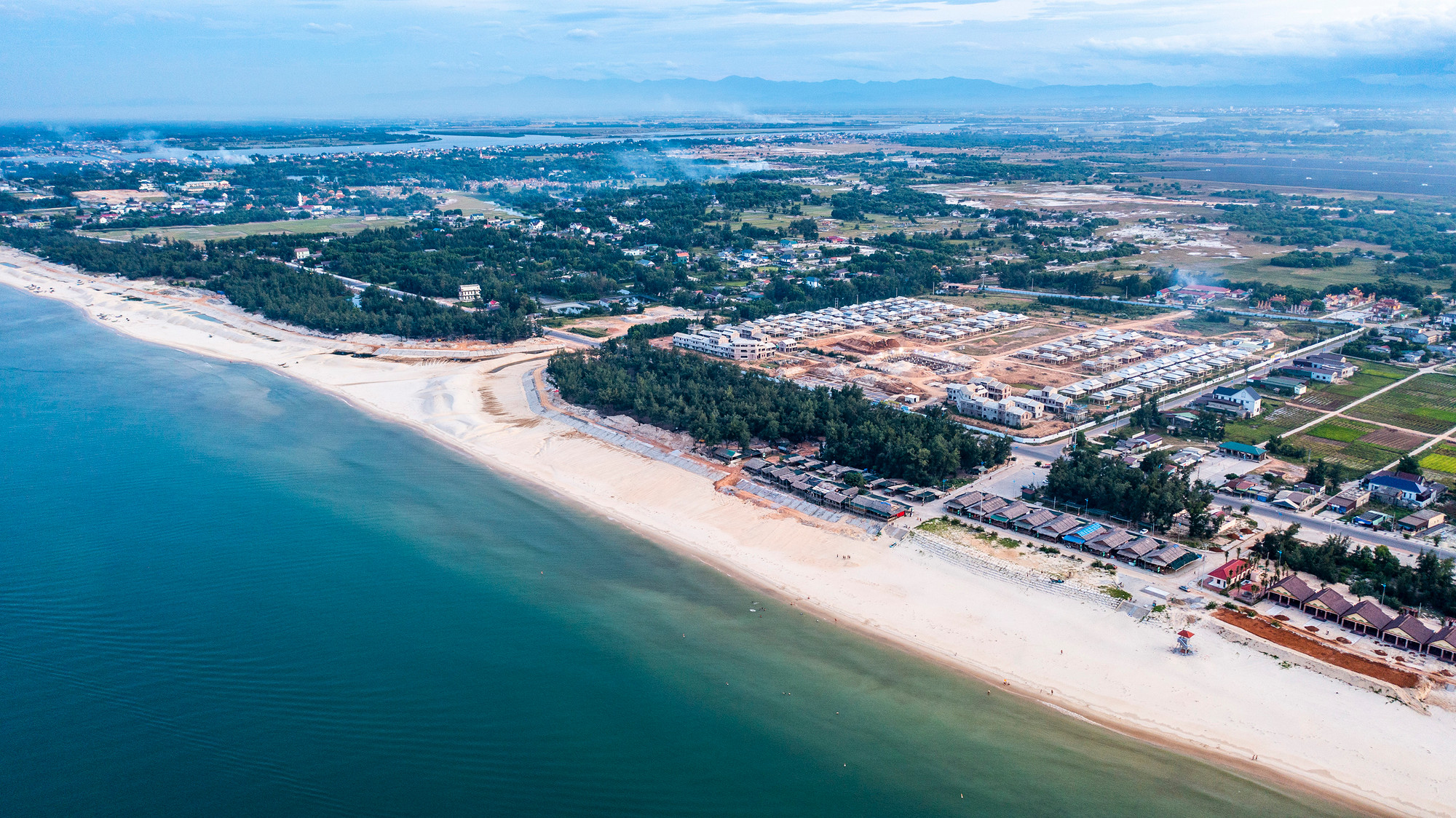 Biển trong vắt và triền cát trắng tinh khôi...