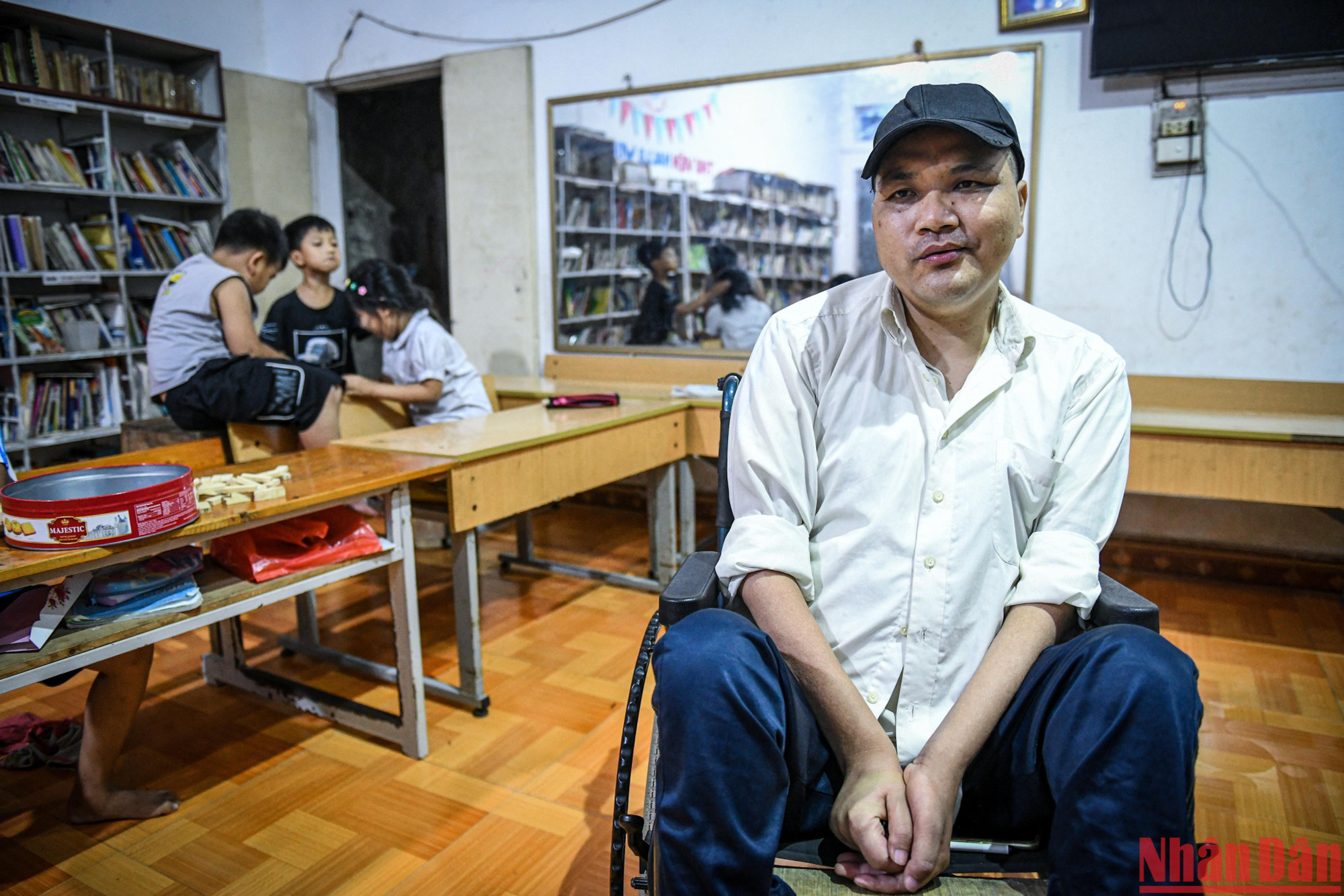 Thầy giáo Trường chia sẻ cùng phóng viên Báo Nhân Dân. (Ảnh: THÀNH ĐẠT)