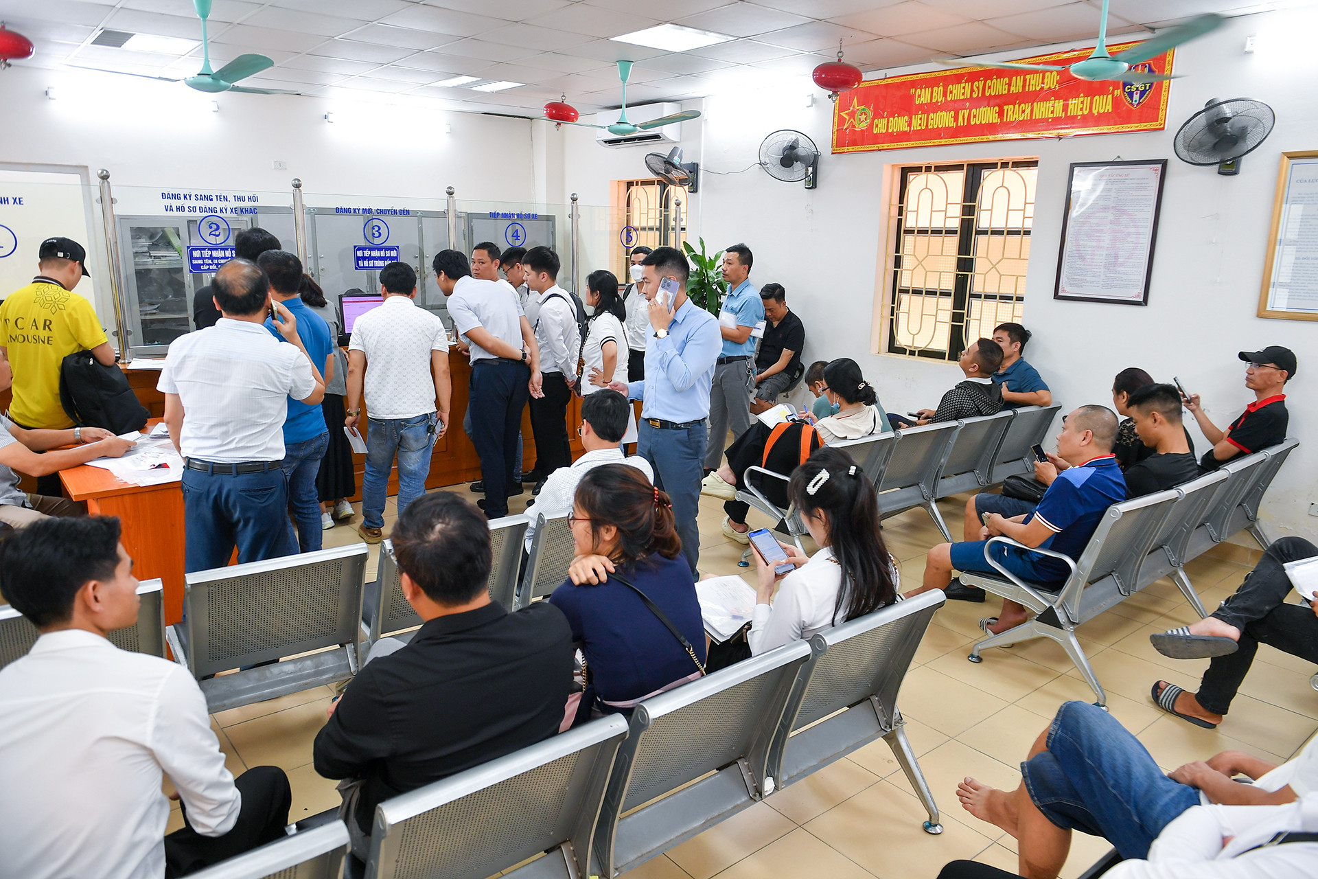 Sáng 15/8 tại Cơ sở đăng ký xe số 2 (Láng Thượng, Đống Đa, Hà Nội), trong ngày đầu định danh biển số xe, nhiều người dân đã bắt đầu đến làm thủ tục sang tên đổi chủ, thu hồi biển số, đăng ký mới.