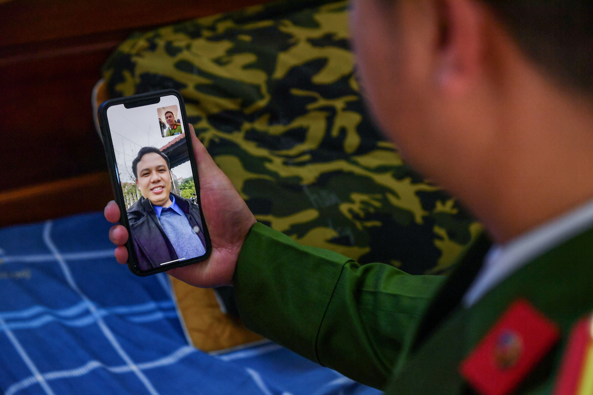 Anh kể cho em trai nghe về một ngày của mình, về tuyến đường lên bản đã lầy lội ra sao sau trận mưa rả rích ban chiều. Anh cũng dặn, "Tết này, anh đã xung phong ở lại bản để trực Tết, vì cuộc sống bình yên và hạnh phúc của nhân dân. Mọi người ở nhà cứ yên tâm nhé”.