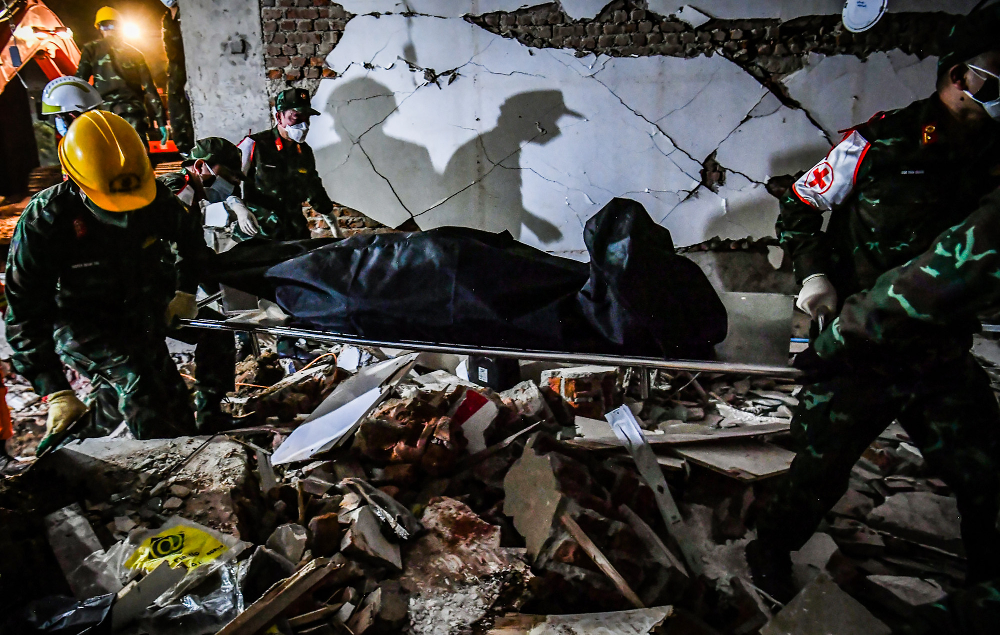 Lực lượng cứu hộ, cứu nạn của Việt Nam đã chạy đua với thời gian, khẩn trương triển khai tìm kiếm cứu nạn tại Thủ đô Naypitaw, Myanmar với tinh thần trách nhiệm cao nhất, không quản ngại đêm tối, nguy hiểm.