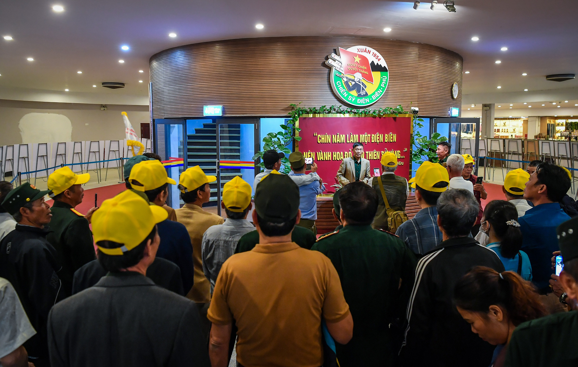 [Ảnh] Cựu chiến binh, du khách xúc động xem tranh Panorama tái hiện Chiến dịch Điện Biên Phủ ảnh 3