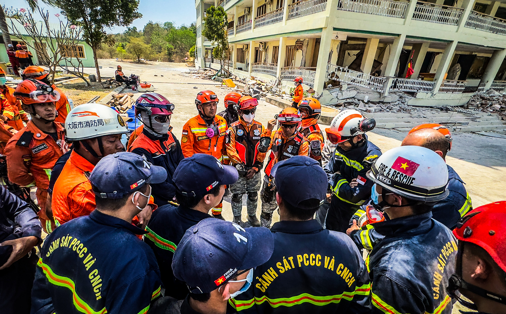 Để thực hiện nhiệm vụ, đoàn cứu hộ cứu nạn Việt Nam phối hợp với các bạn tới từ Singapore, Indonesia, Philippines và Myanmar. Hình ảnh hợp tác quốc tế ấy hiện lên thật đẹp, dù khác biệt về ngôn ngữ nhưng tất cả vì mục đích chung cứu người mà đoàn cứu hộ 5 nước hợp thành như một.