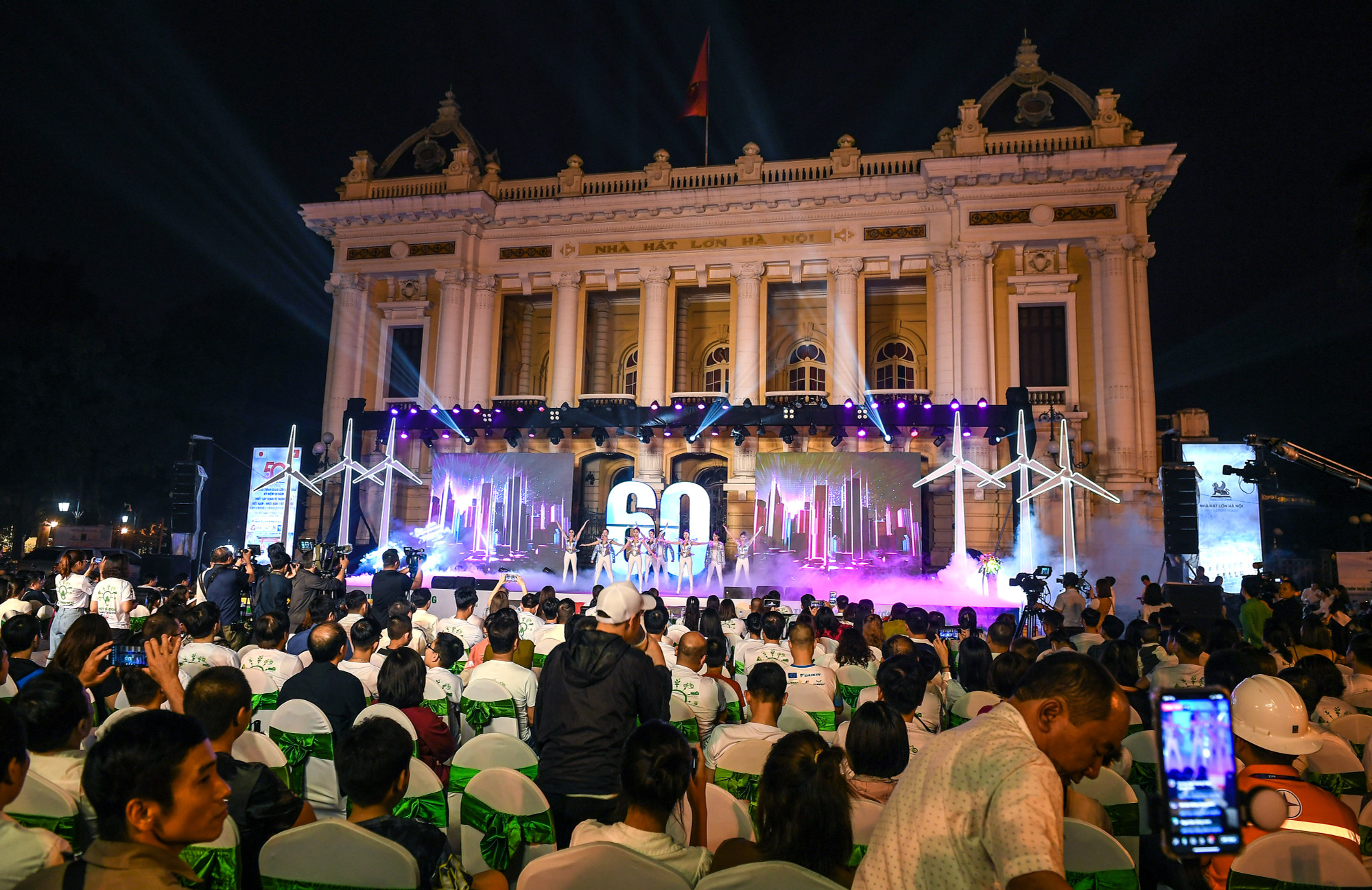 [Ảnh] Người dân Hà Nội tắt đèn, bật tương lai "xanh" cho Trái đất ảnh 1