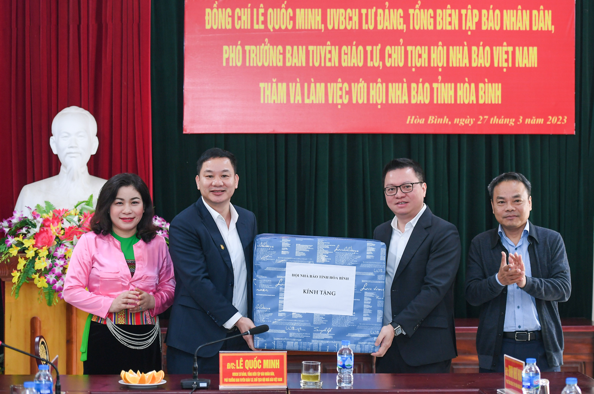 [Ảnh] Đoàn công tác Báo Nhân Dân làm việc với tỉnh Hòa Bình ảnh 8