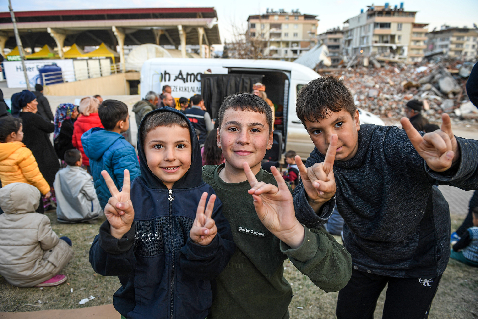 Theo một nghiên cứu của Quỹ Nhi đồng Liên hợp quốc, trẻ em tại các vùng chịu ảnh hưởng động đất đang phải đối mặt với rất nhiều nguy cơ, đặc biệt là những tổn thương dài lâu về tâm lý. Những ký ức đau thương cần phải được xóa đi càng sớm càng tốt, vì vậy các tổ chức, cá nhân của Thổ Nhĩ Kỳ đang nhanh chóng bắt tay thực hiện các giải pháp thiết thực để hàn gắn vết thương thảm họa đã gây ra với các em.