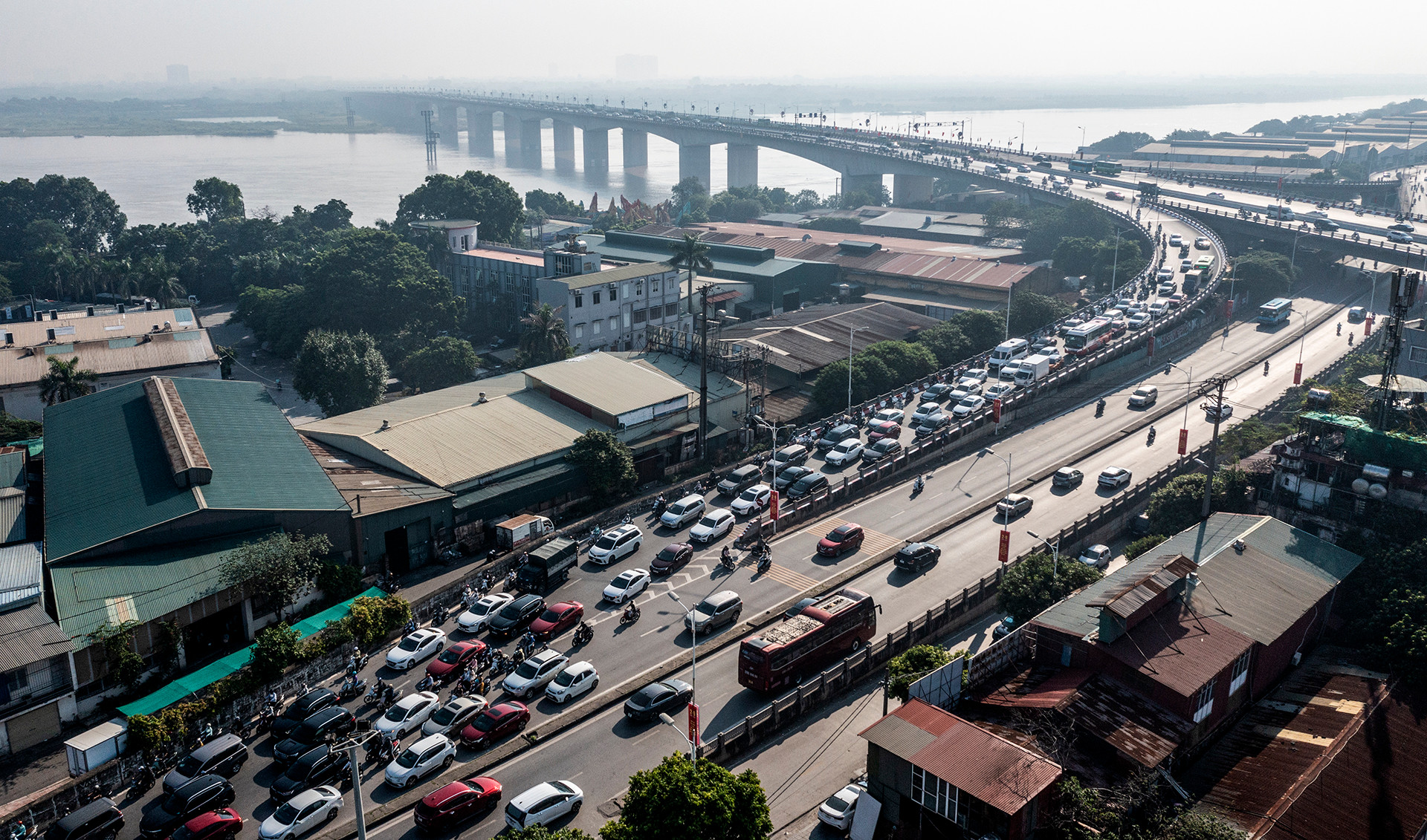 [Ảnh] Giao thông cầu Vĩnh Tuy 2 "dễ thở" sau ngày khánh thành ảnh 10