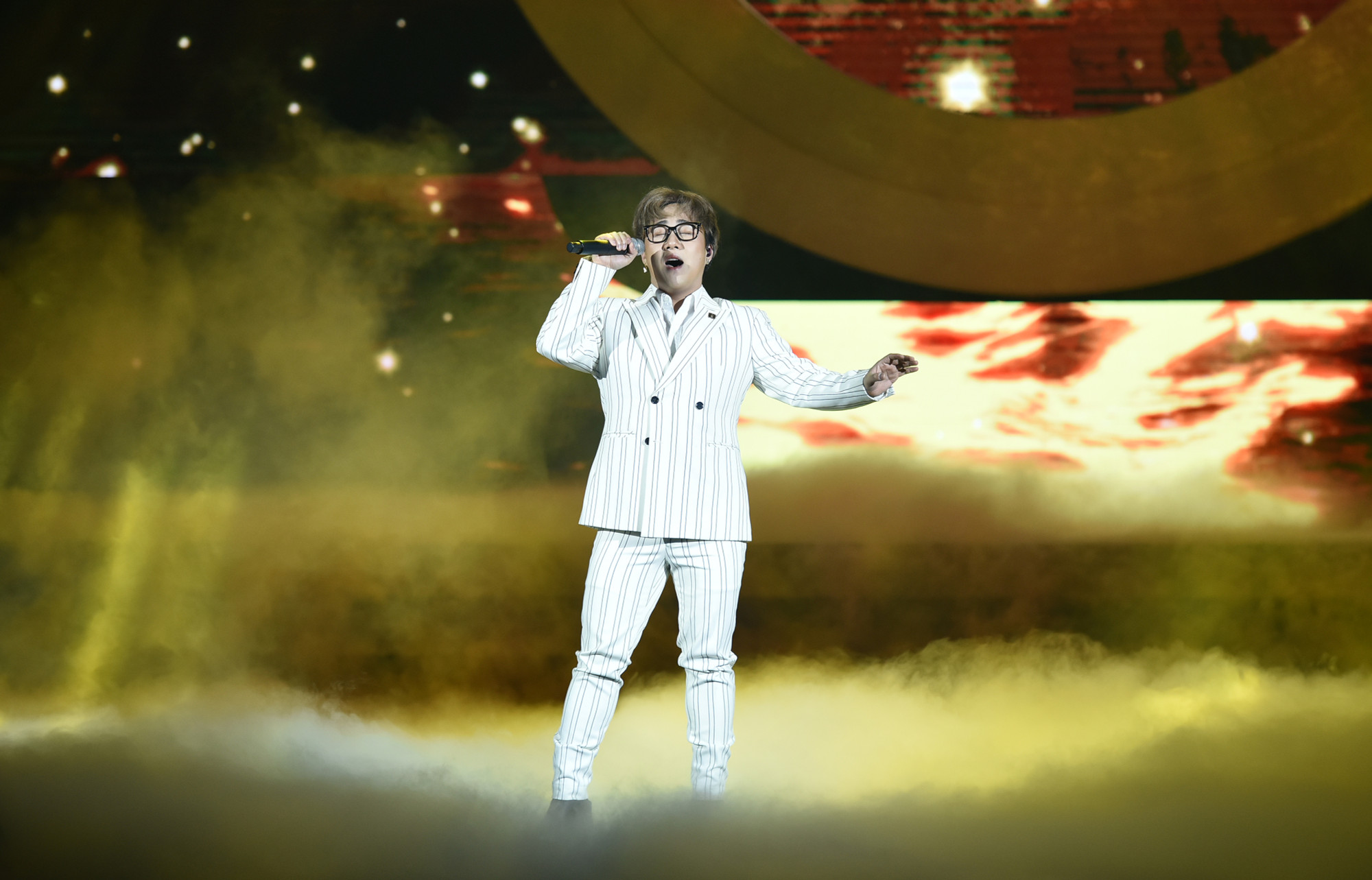 Ca khúc "Cánh buồm phiêu du" do ca sĩ Trung Quân trình diễn.