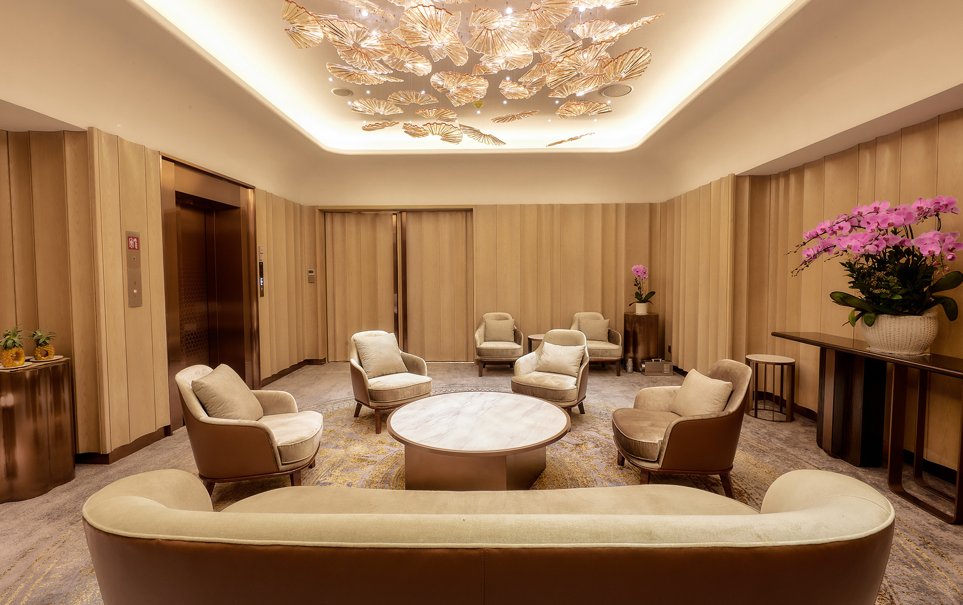 Phòng tiếp khách VIP trên các tầng, có không gian riêng, bao quát được toàn cảnh sân khấu.