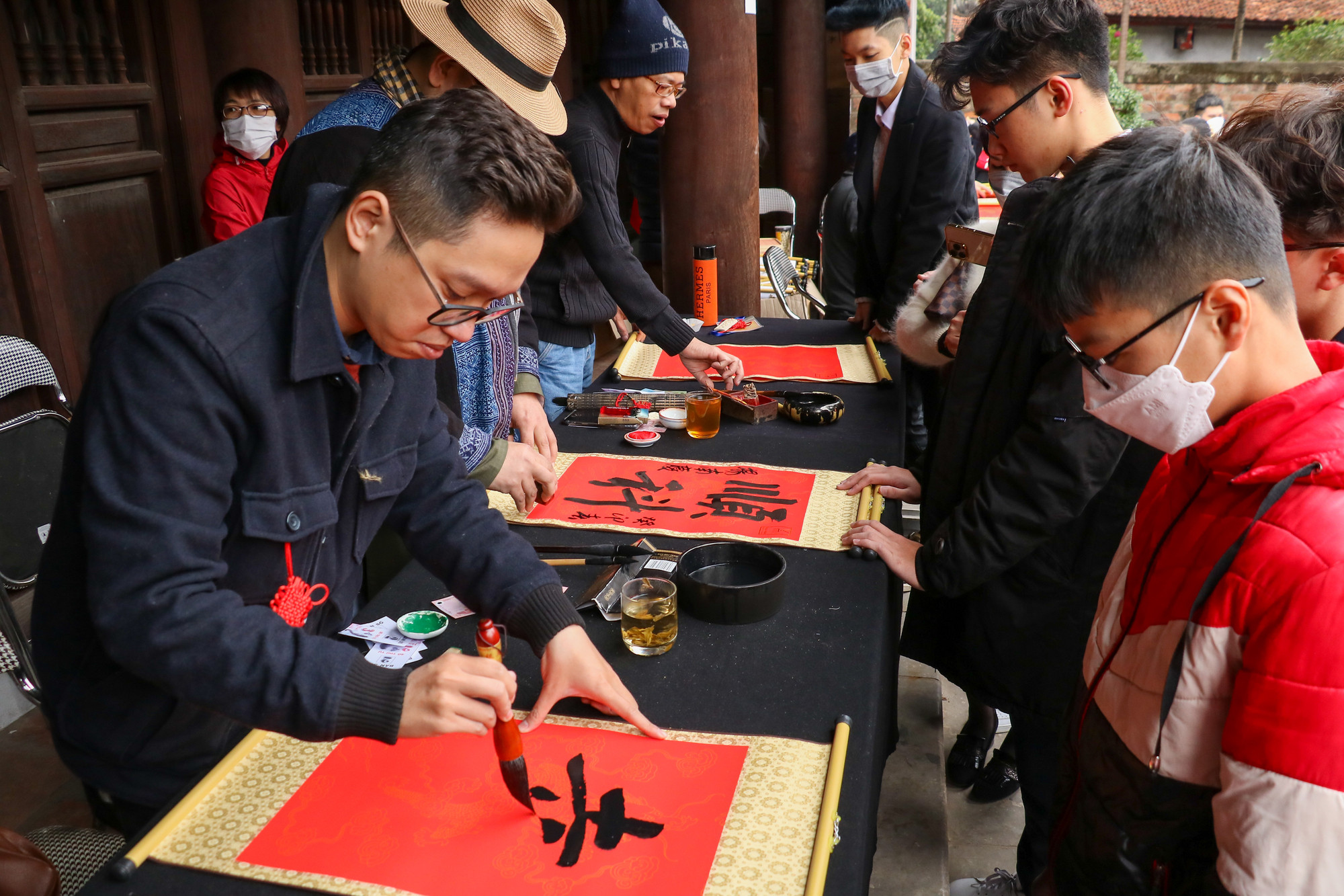 Nổi tiếng nhất ở đây phải kể đến là hoạt động cho chữ đầu năm. Đây là một truyền thống quý báu của dân tộc ta với ý nghĩa cầu mong cho một năm mới an khang, thịnh vượng.