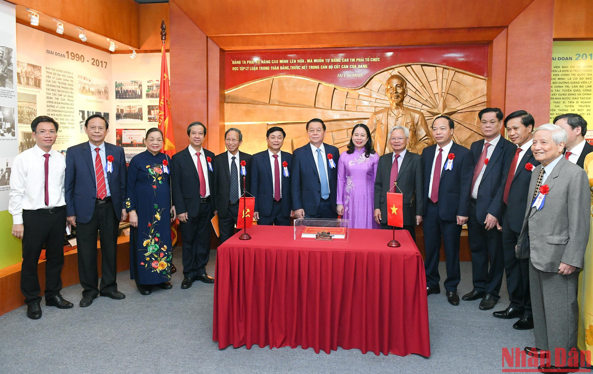 Lãnh đạo Đảng, Nhà nước cùng các đại biểu chụp ảnh lưu niệm tại phòng truyền thống của Học viện. Lãnh đạo Đảng, Nhà nước cùng các đại biểu chụp ảnh lưu niệm tại phòng truyền thống của Học viện.