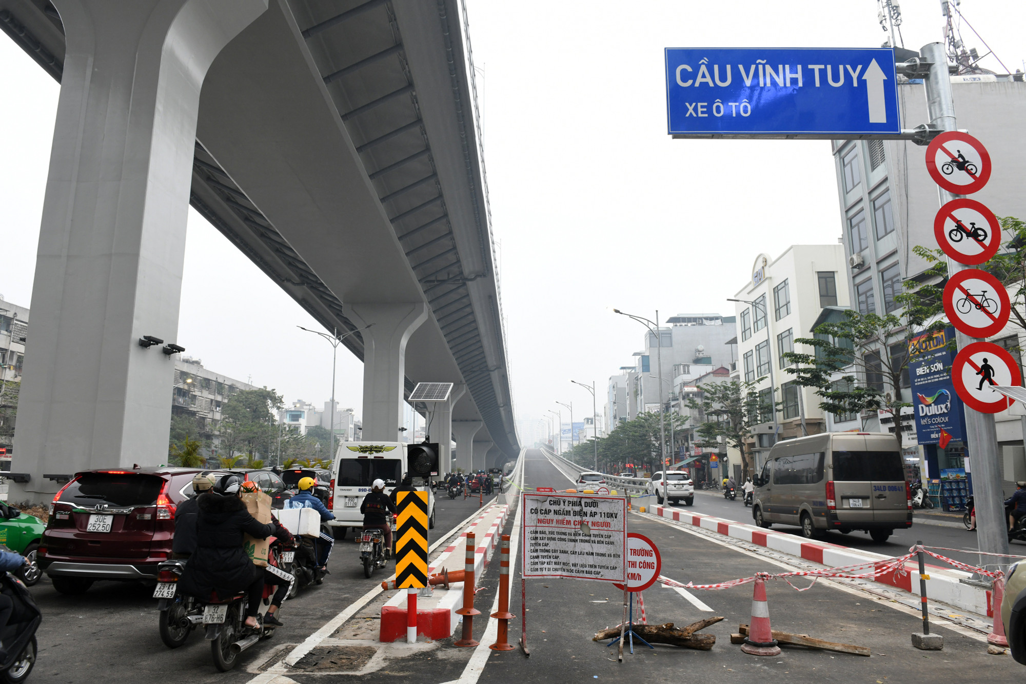 Phần dẫn lên đường trên cao đoạn chạy qua đường Trường Chinh chiều 10/8 vẫn được rào chắn, chuẩn bị sẵn sàng cho giờ thông xe. Phần dẫn lên đường trên cao đoạn chạy qua đường Trường Chinh chiều 10/8 vẫn được rào chắn, chuẩn bị sẵn sàng cho giờ thông xe.