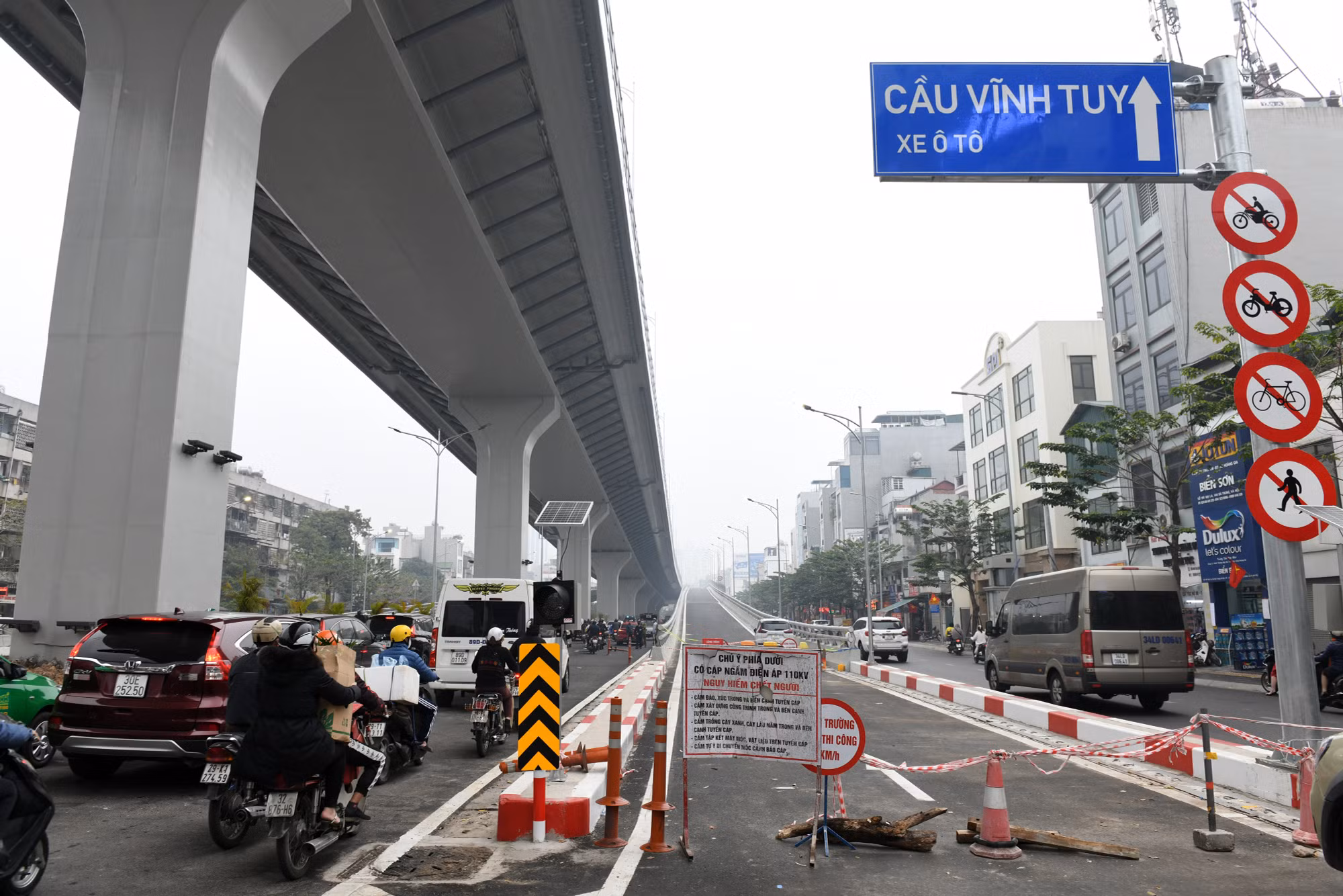 Phần dẫn lên đường trên cao đoạn chạy qua đường Trường Chinh chiều 10/8 vẫn được rào chắn, chuẩn bị sẵn sàng cho giờ thông xe.