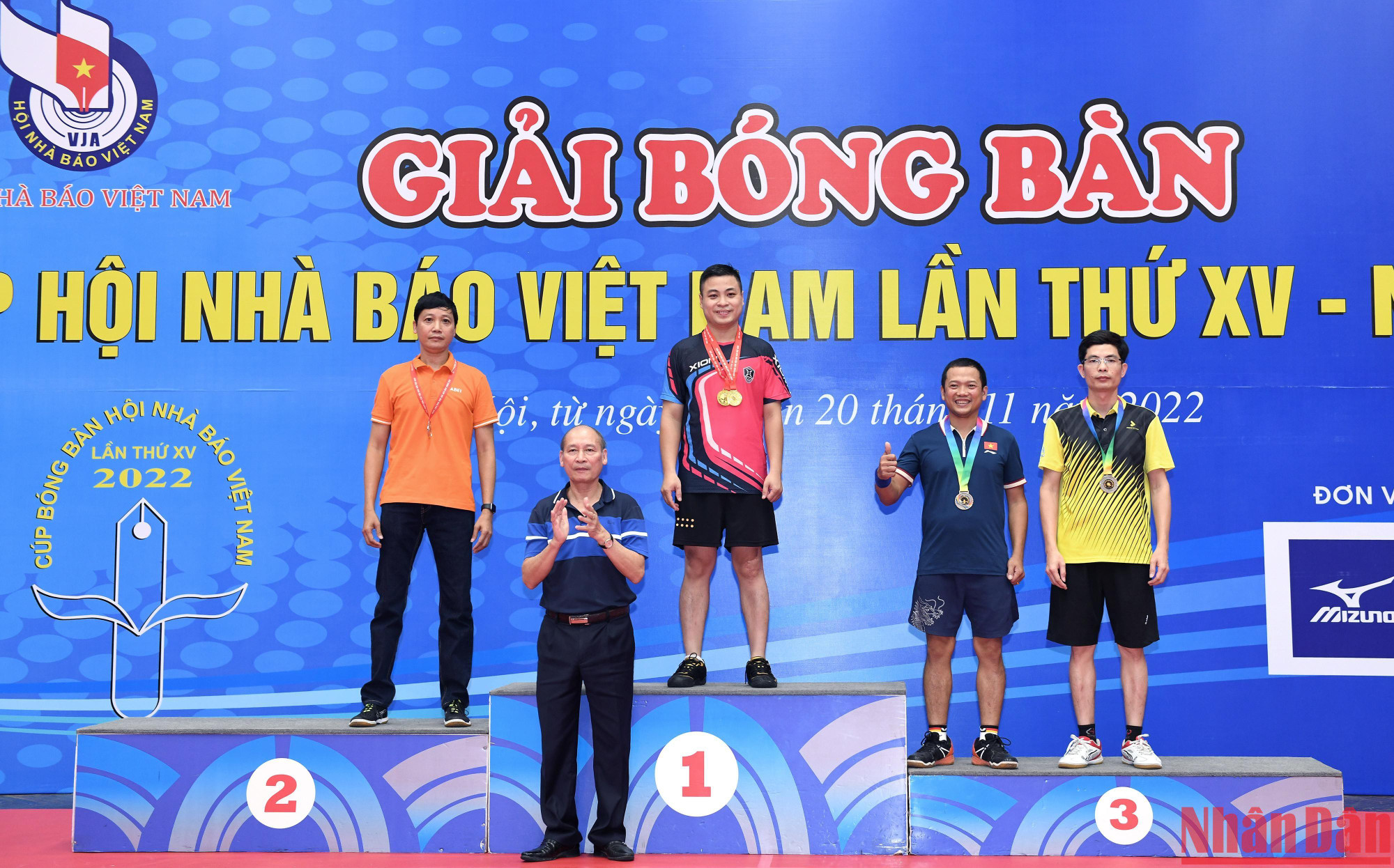 Trao giải nội dung Đơn nam dưới 45 tuổi cho các vận động viên.