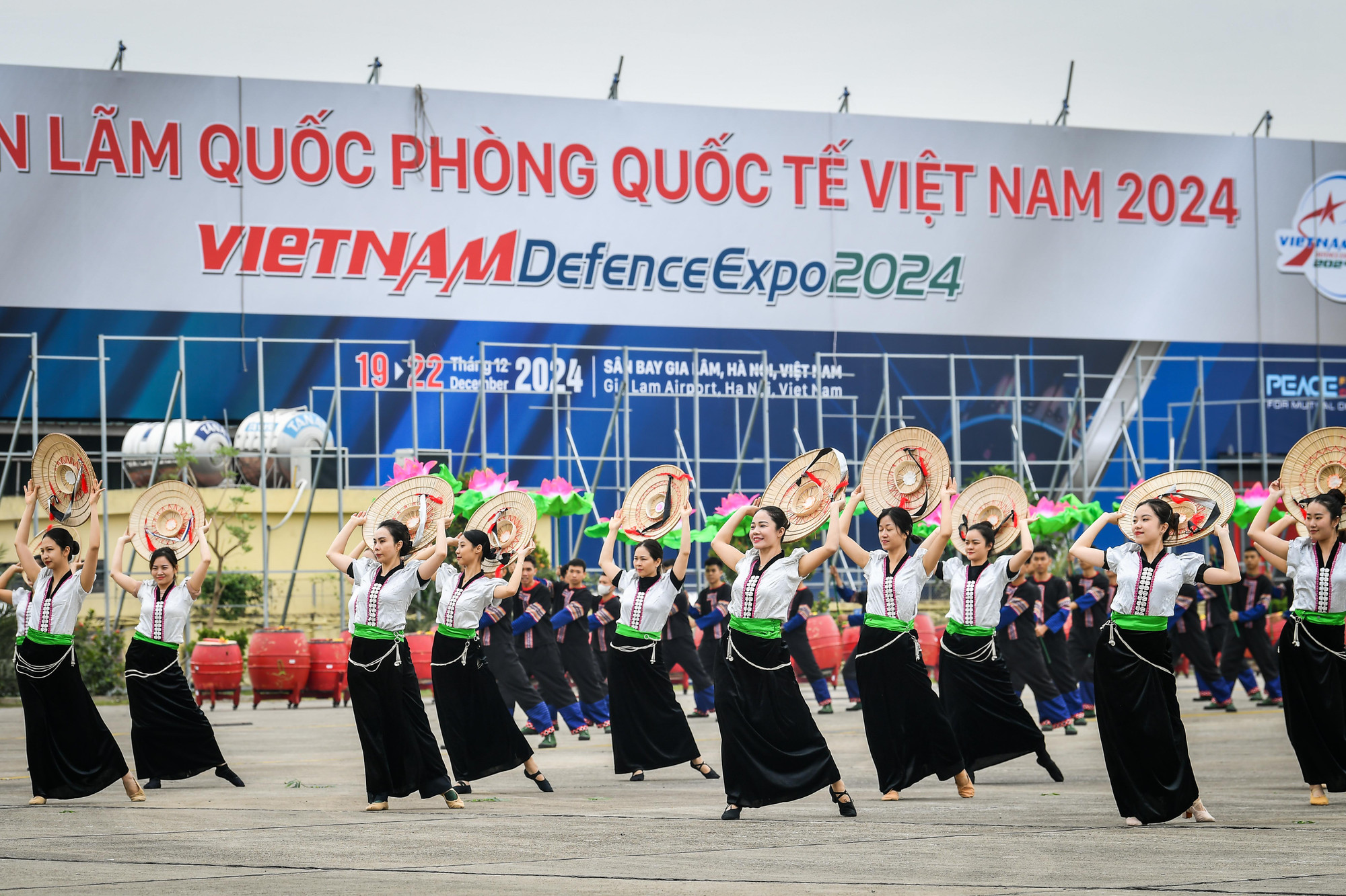 [Ảnh] Đặc công, máy bay, quân khuyển luyện tập cho sự kiện Triển lãm Quốc phòng quốc tế 2024 ảnh 3