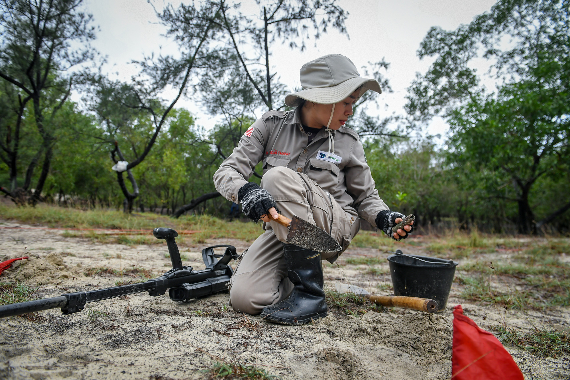 Nếu xác định bom, mìn hoặc vật nổ khác, thông tin sẽ trực tiếp được báo về cho đội trưởng đang chờ sẵn.