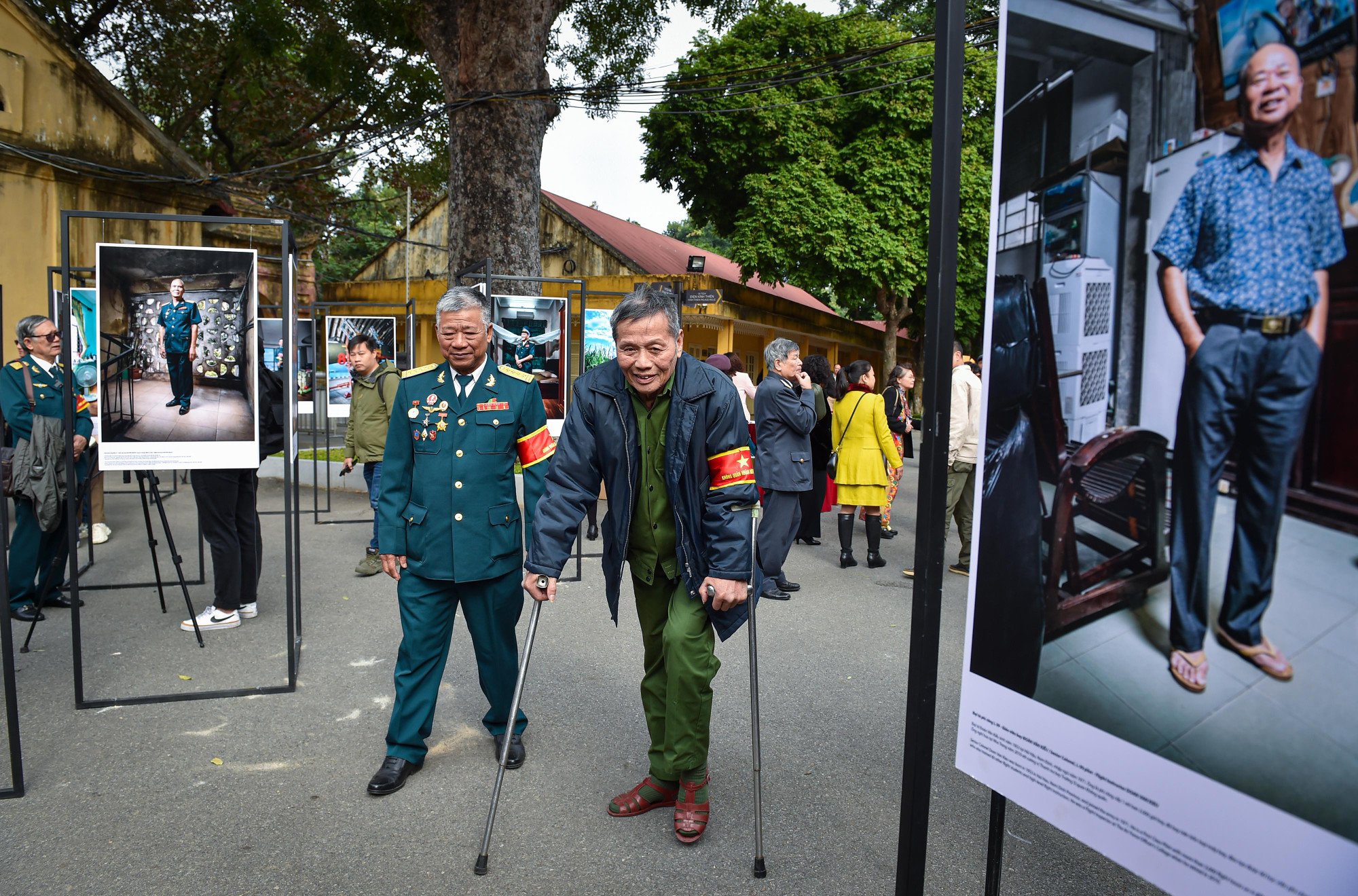 Hình ảnh của những phi công chiến đấu quả cảm trưng bày tại triển lãm.