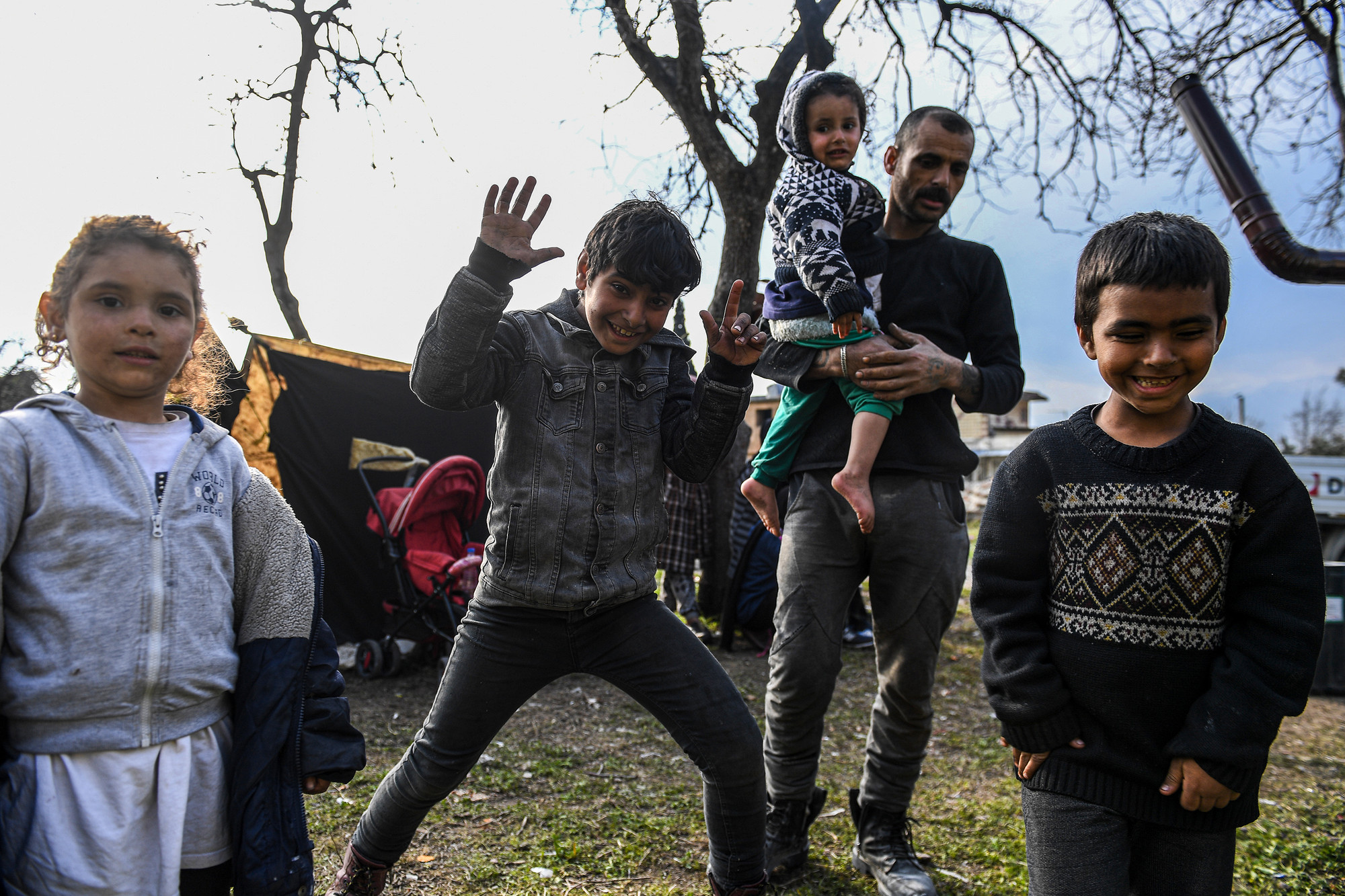 Ahmet cho biết, hiện cuộc sống của họ gặp rất nhiều khó khăn khi mọi điều kiện sinh hoạt đều thiếu thốn. Toàn bộ tài sản của họ đã bị chôn vùi dưới những đống đổ nát. Tuy nhiên lũ trẻ bên cạnh dường như còn quá bé để hiểu nỗi bất hạnh này.