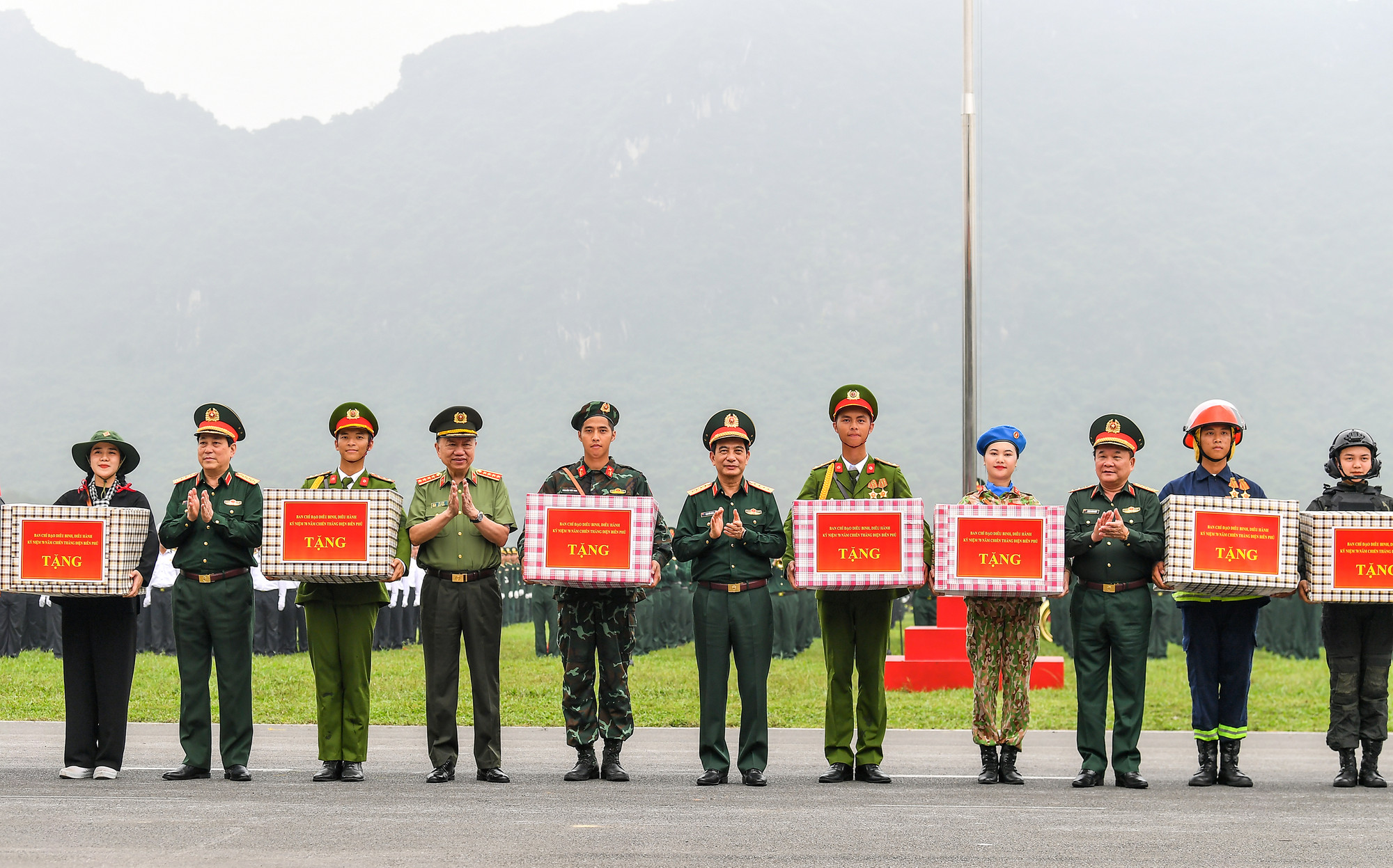 [Ảnh] Hợp luyện diễu binh, diễu hành kỷ niệm 70 năm Chiến thắng Điện Biên Phủ ảnh 18