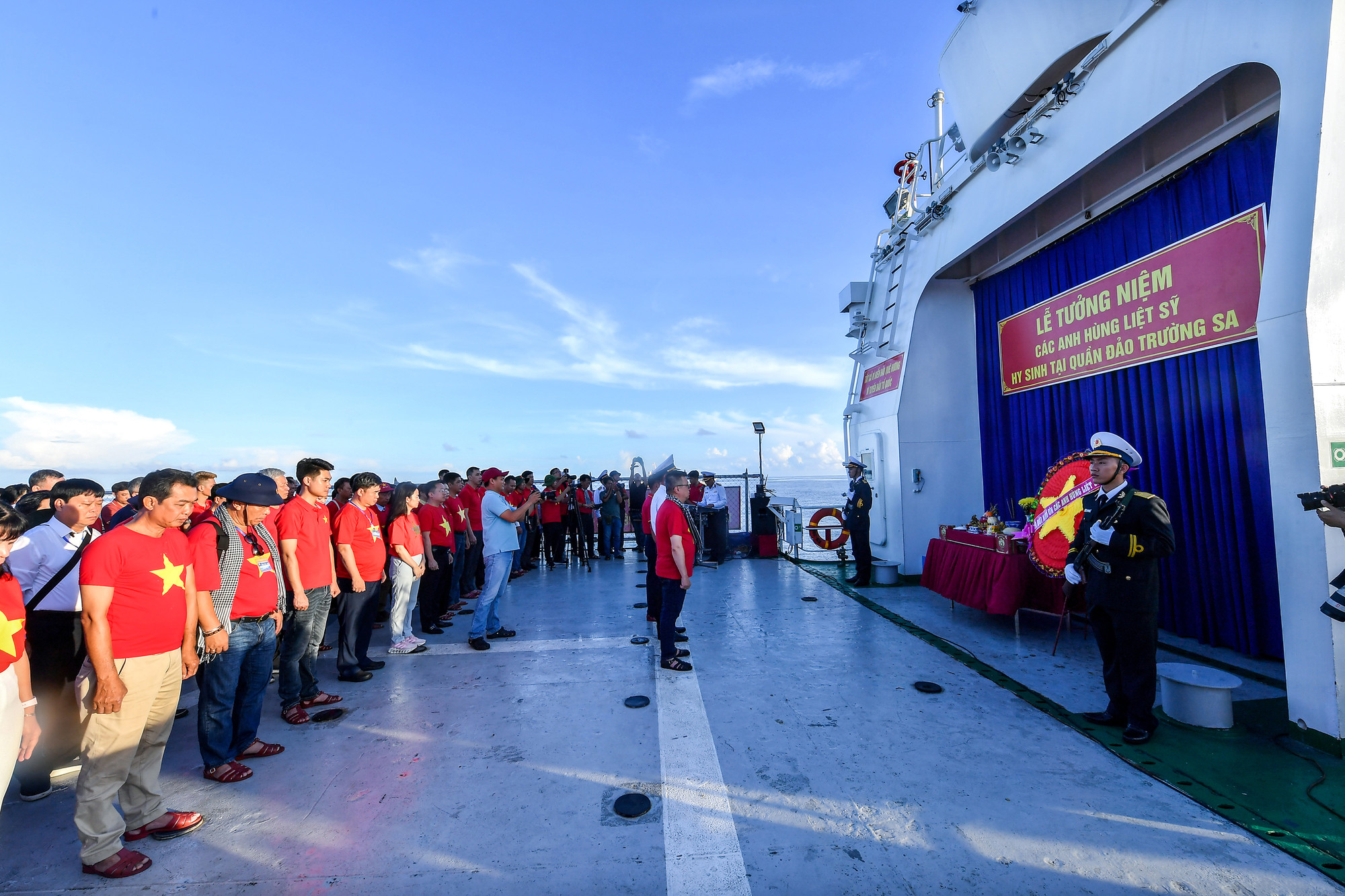 Con tàu KN-290 gióng lên một hồi còi dài, âm hưởng của bài nhạc "Hồn tử sĩ" vang lên trang trọng, các thành viên đoàn công tác xúc động, cúi đầu mặc niệm trang nghiêm.