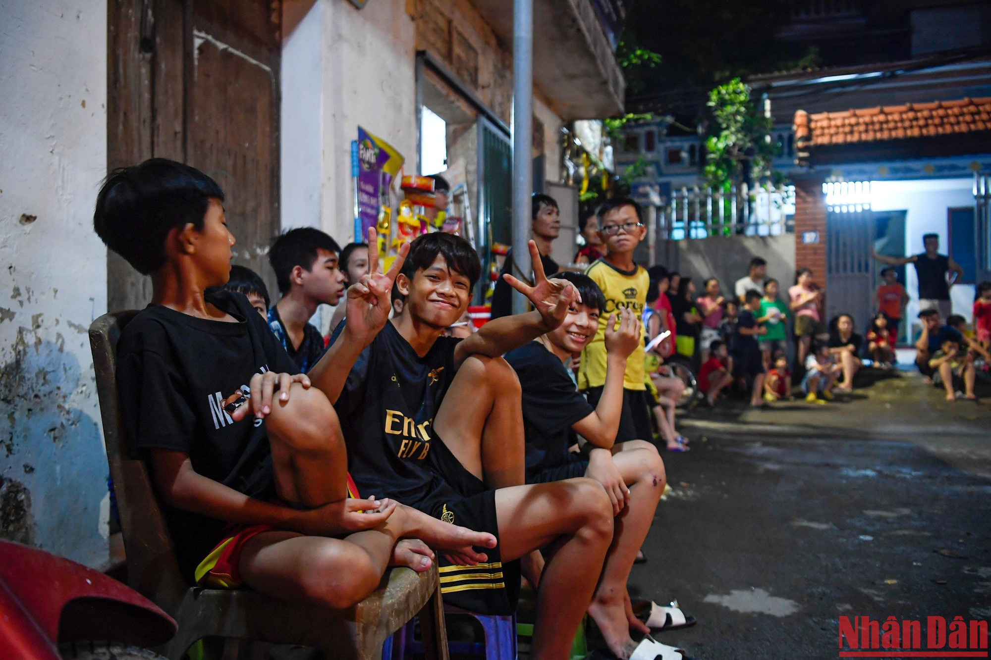 Cứ mỗi dịp Trung thu thì đây là hoạt động được các gia đình trong thôn chờ đón nhất, không chỉ là hoạt động gắn kết tình làng nghĩa xóm mà còn giúp trẻ nhỏ nhớ đến những nét văn hóa và truyền thống xưa. Cứ mỗi dịp Trung thu thì đây là hoạt động được các gia đình trong thôn chờ đón nhất, không chỉ là hoạt động gắn kết tình làng nghĩa xóm mà còn giúp trẻ nhỏ nhớ đến những nét văn hóa và truyền thống xưa.