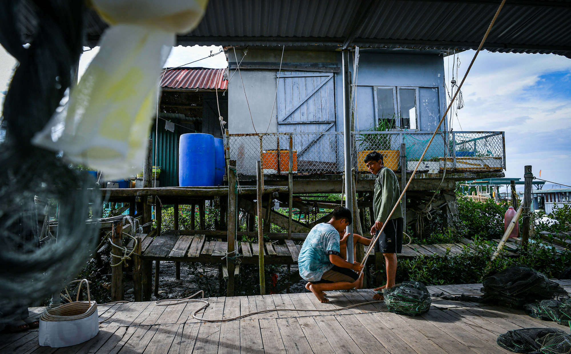 Đối với các lao động tại ô đầm, lồng bè nuôi trồng thủy sản hiện đang đang thực hiện chằng chống, buộc dây, gia cố bè, mảng, ô lồng, đồng thời, bổ sung thức ăn cho thủy sản bảo đảm đáp ứng nhu cầu dinh dưỡng trong 2 ngày bão về.