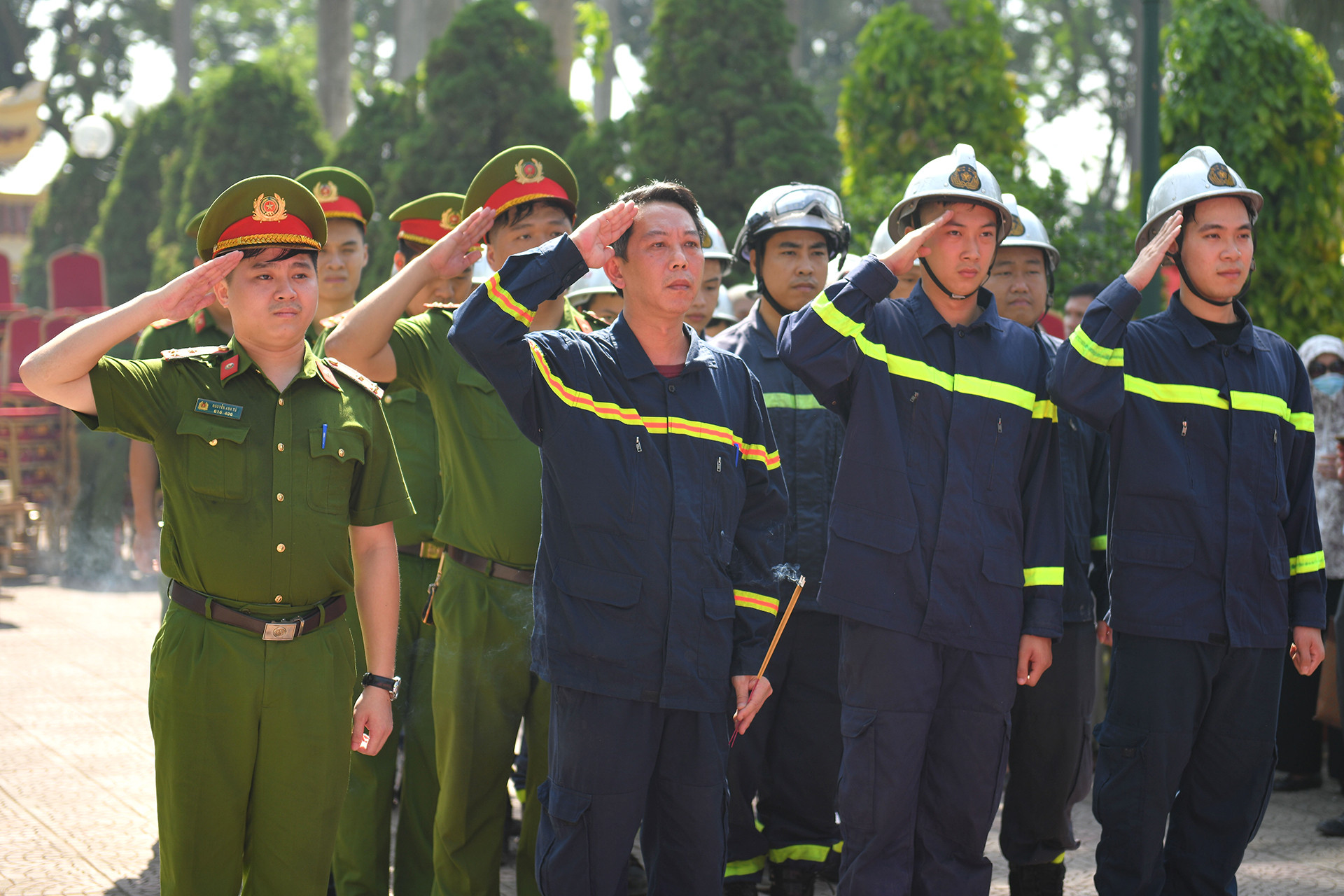 Trung tá Khúc Nguyên Khánh làm Trưởng đoàn đã đến dâng hương, dâng hoa tưởng niệm các Anh hùng, liệt sĩ tại nghĩa trang Tây Tựu.
