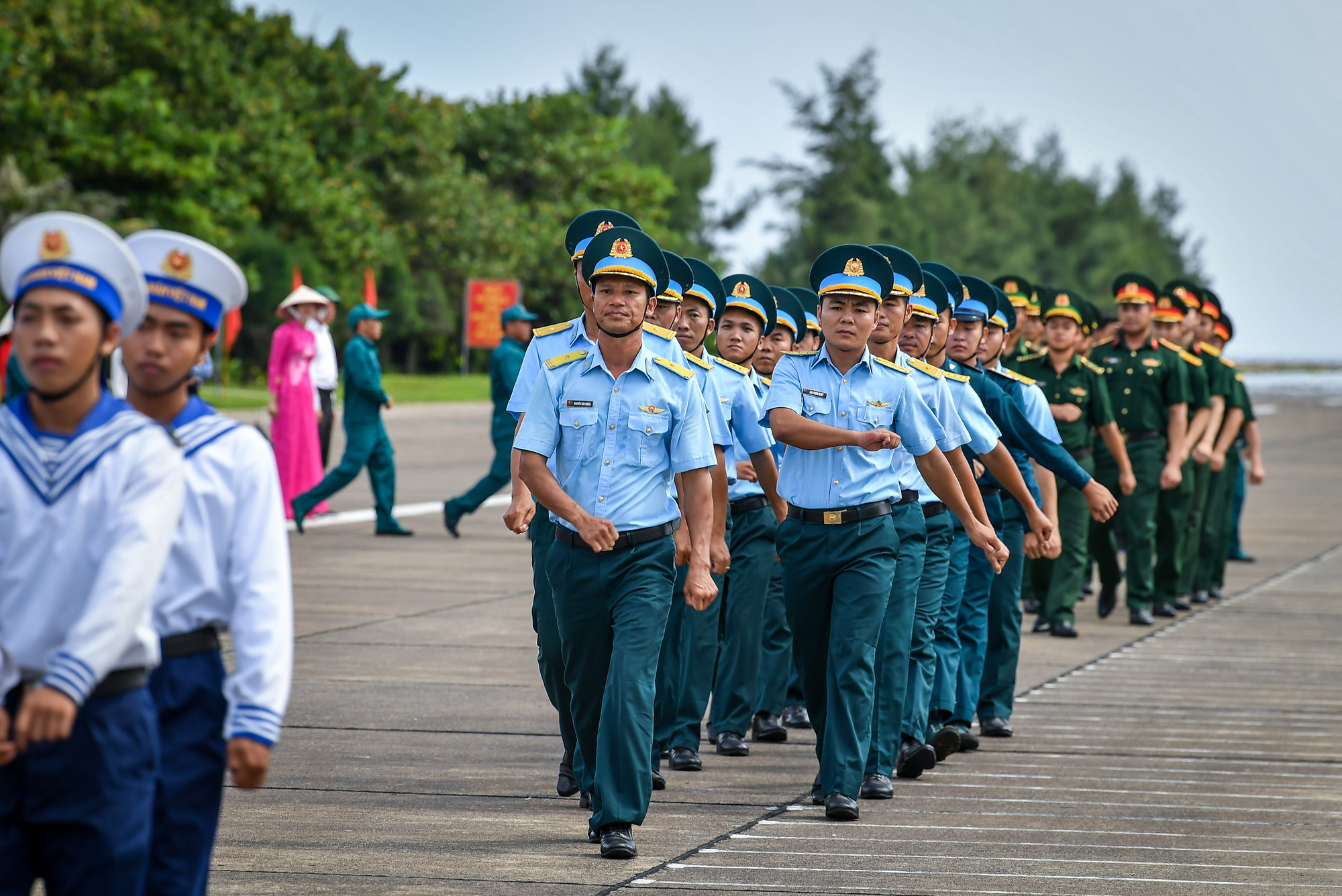 [Ảnh] Xúc động, tự hào buổi lễ chào cờ và duyệt đội ngũ trên đảo Trường Sa ảnh 14