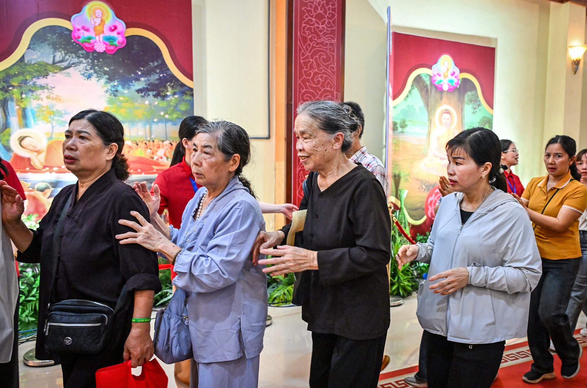 Sau khi được tận mắt chiêm bái xá lợi Phật, ai nấy cũng ra về trong tâm trạng hân hoan, hạnh phúc.