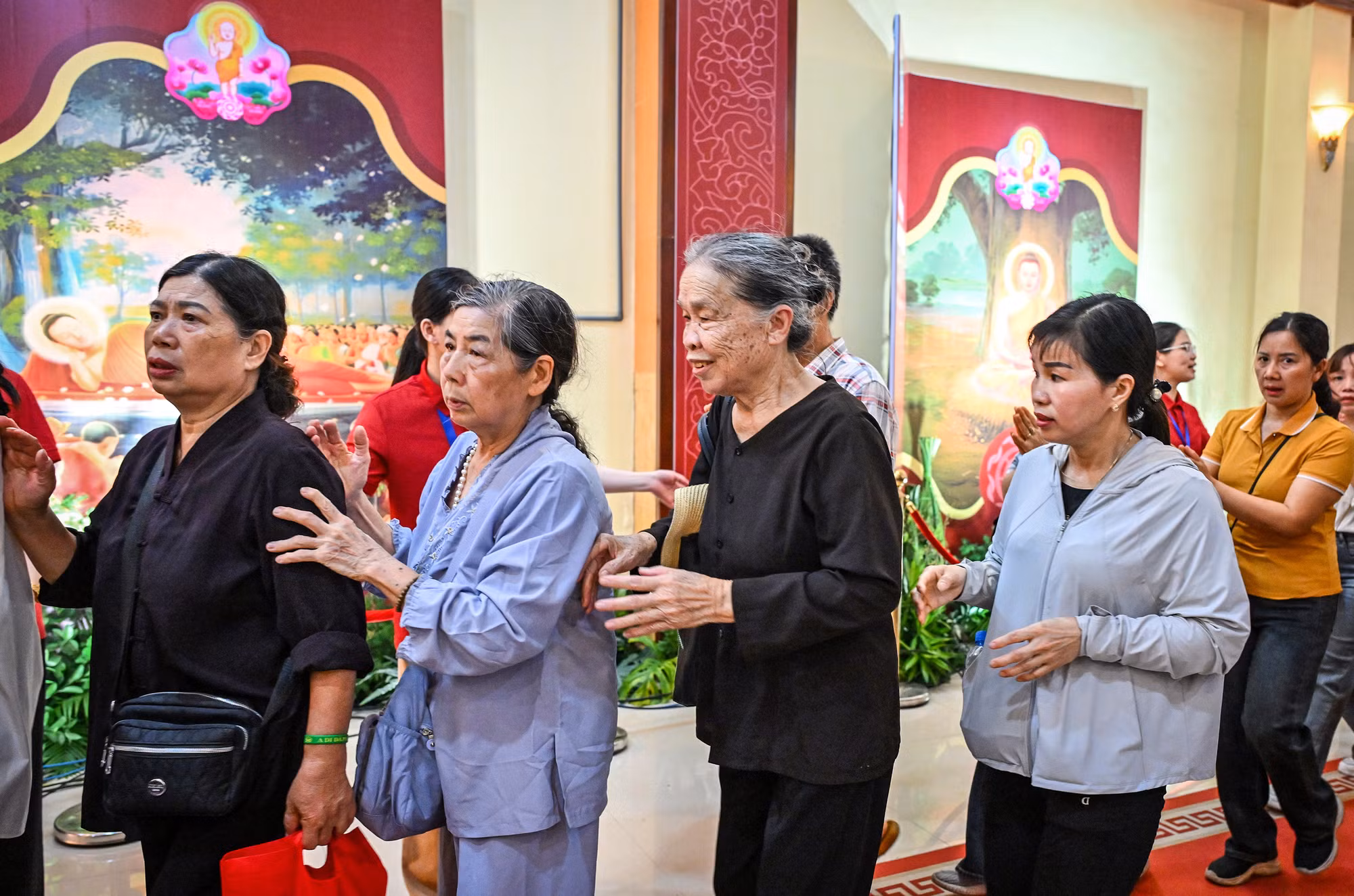 Sau khi được tận mắt chiêm bái xá lợi Phật, ai nấy cũng ra về trong tâm trạng hân hoan, hạnh phúc.