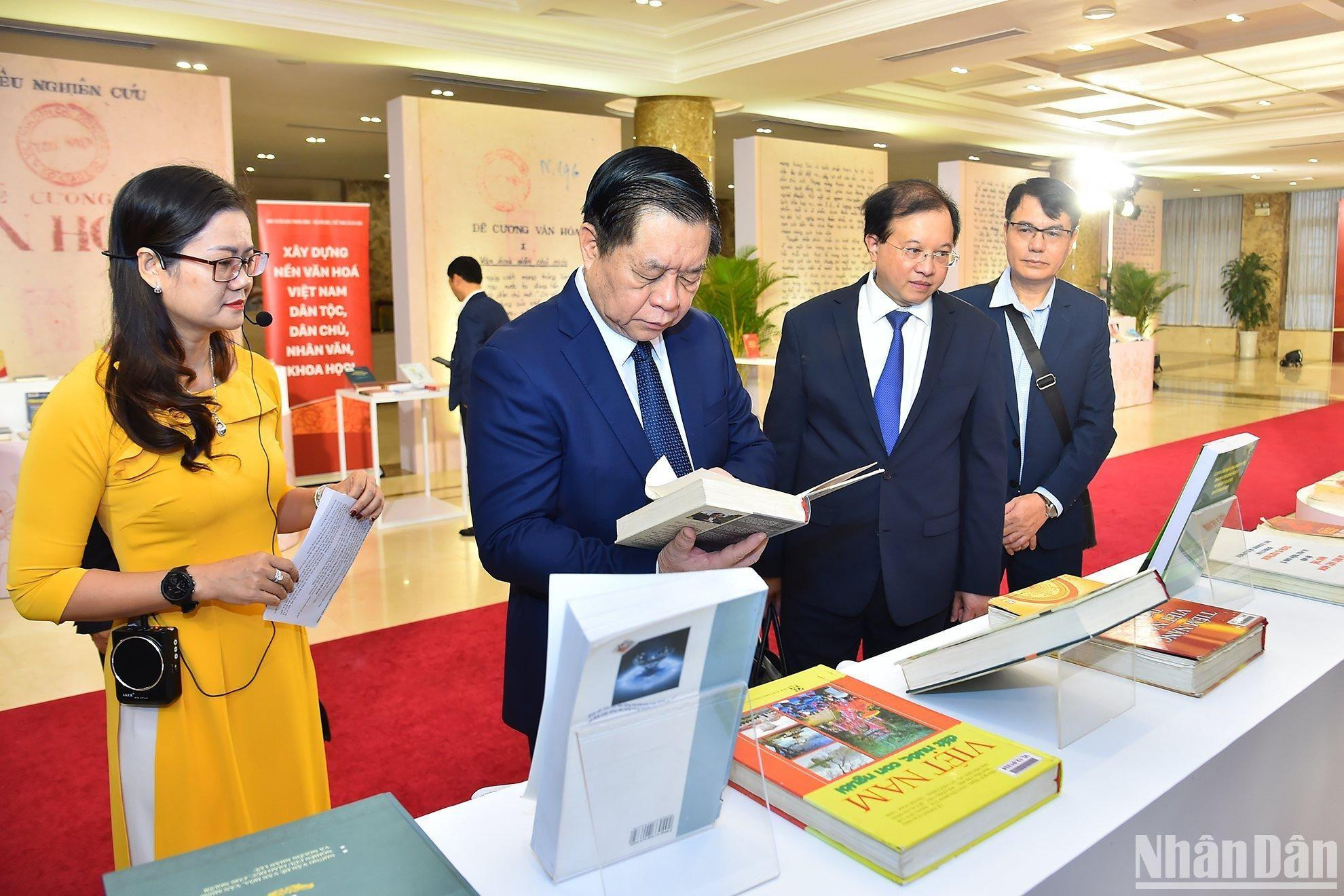 Đồng chí Nguyễn Trọng Nghĩa, Bí thư Trung ương Đảng, Trưởng Ban Tuyên giáo Trung ương cùng các đại biểu tham quan khu trưng bày triển lãm sách tư liệu "Xây dựng và phát huy giá trị văn hoá, sức mạnh con người Việt Nam". (Ảnh: THỦY NGUYÊN)