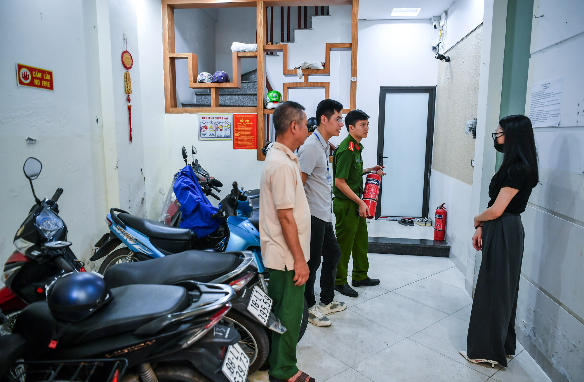 Các bộ phường Quan Hoa, Cầu Giấy kiểm tra khu vực nhà trọ trên đường Nguyễn Khánh Toàn. Các bộ phường Quan Hoa, Cầu Giấy kiểm tra khu vực nhà trọ trên đường Nguyễn Khánh Toàn.