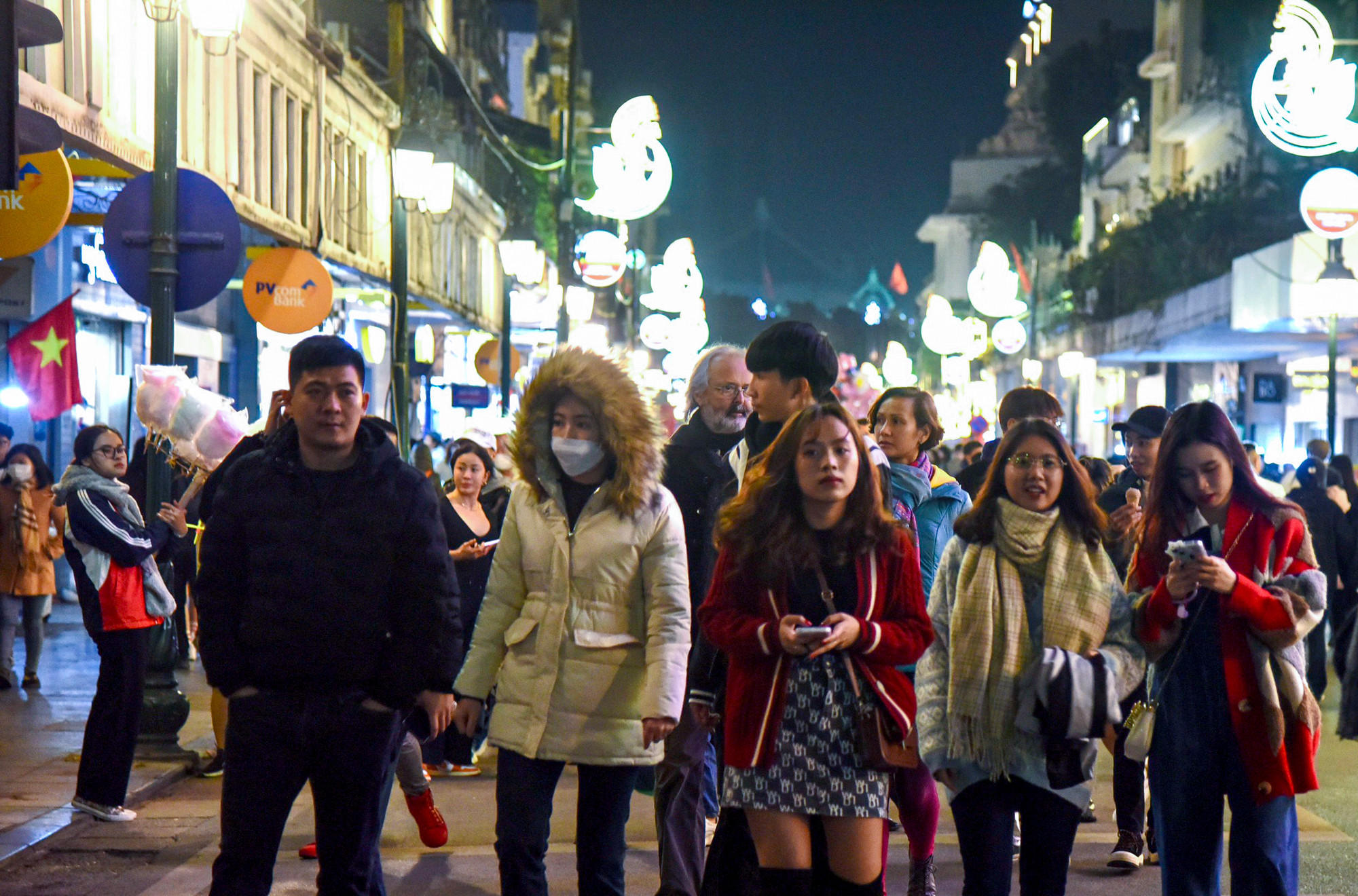 Năm nay, Hà Nội không tổ chức bắn pháo hoa Tết Dương lịch. Tuy nhiên, điều đó không làm giảm đi bầu không khí náo nhiệt của lễ hội cuối năm. (Ảnh: TRẦN HẢI)