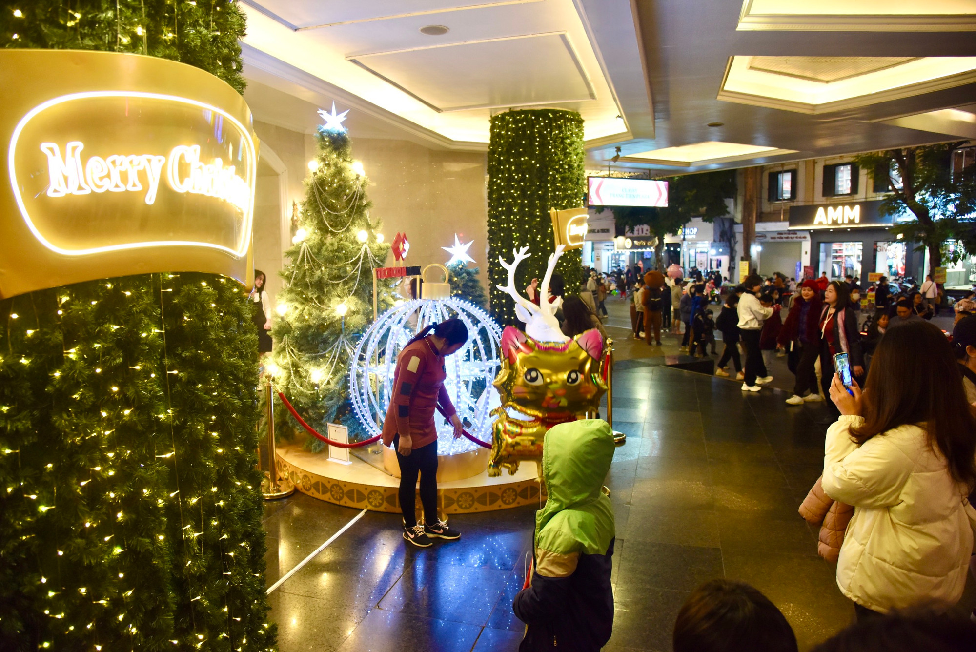 Người dân Thủ đô háo hức chờ đón năm mới 2023. (Ảnh: TRẦN HẢI)