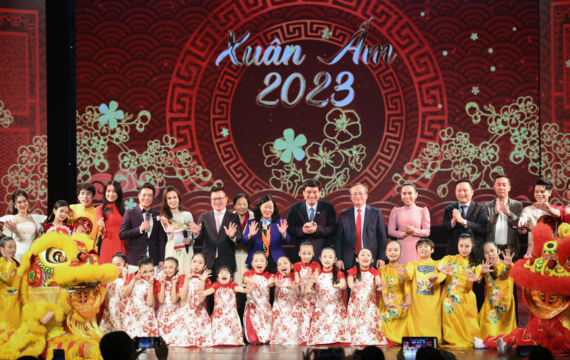 Các đại biểu dự chương trình chụp ảnh lưu niệm.